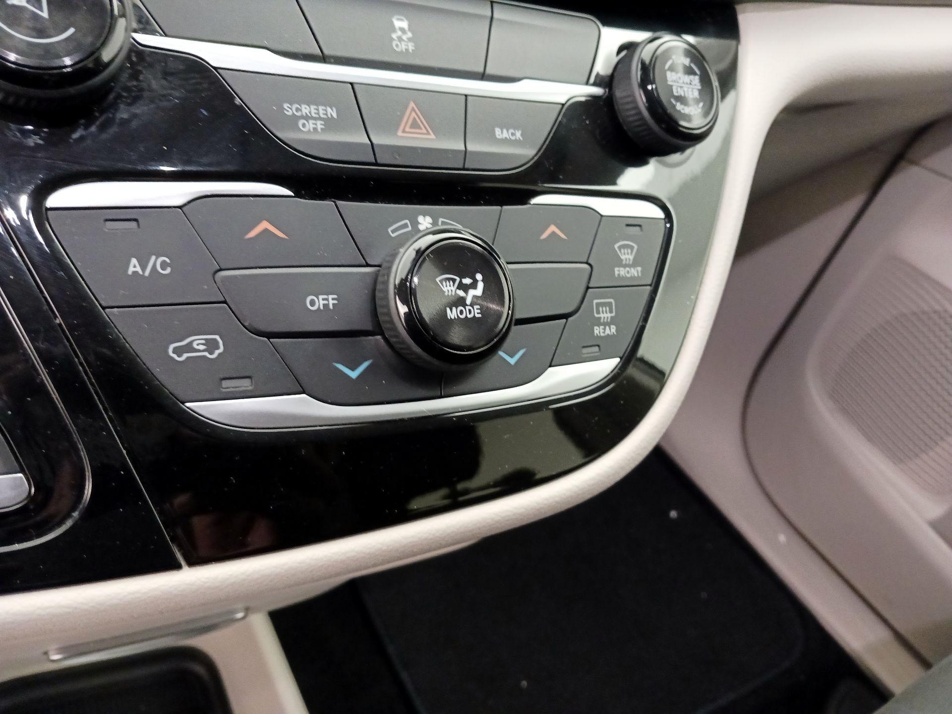 Thumbnail: 2017 Chrysler Pacifica - 16