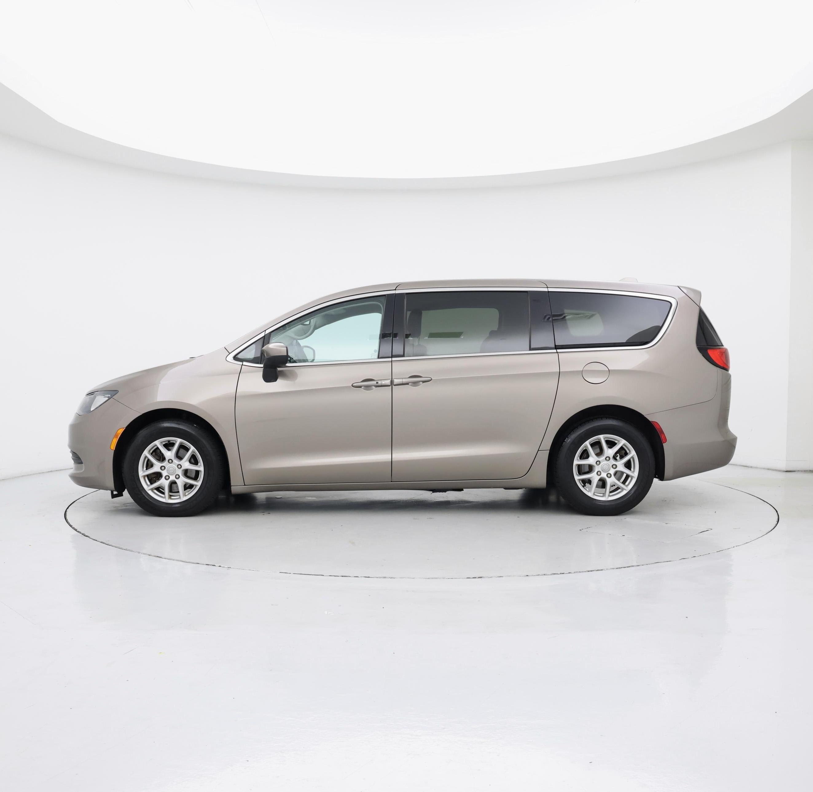 Thumbnail: 2017 Chrysler Pacifica - 3