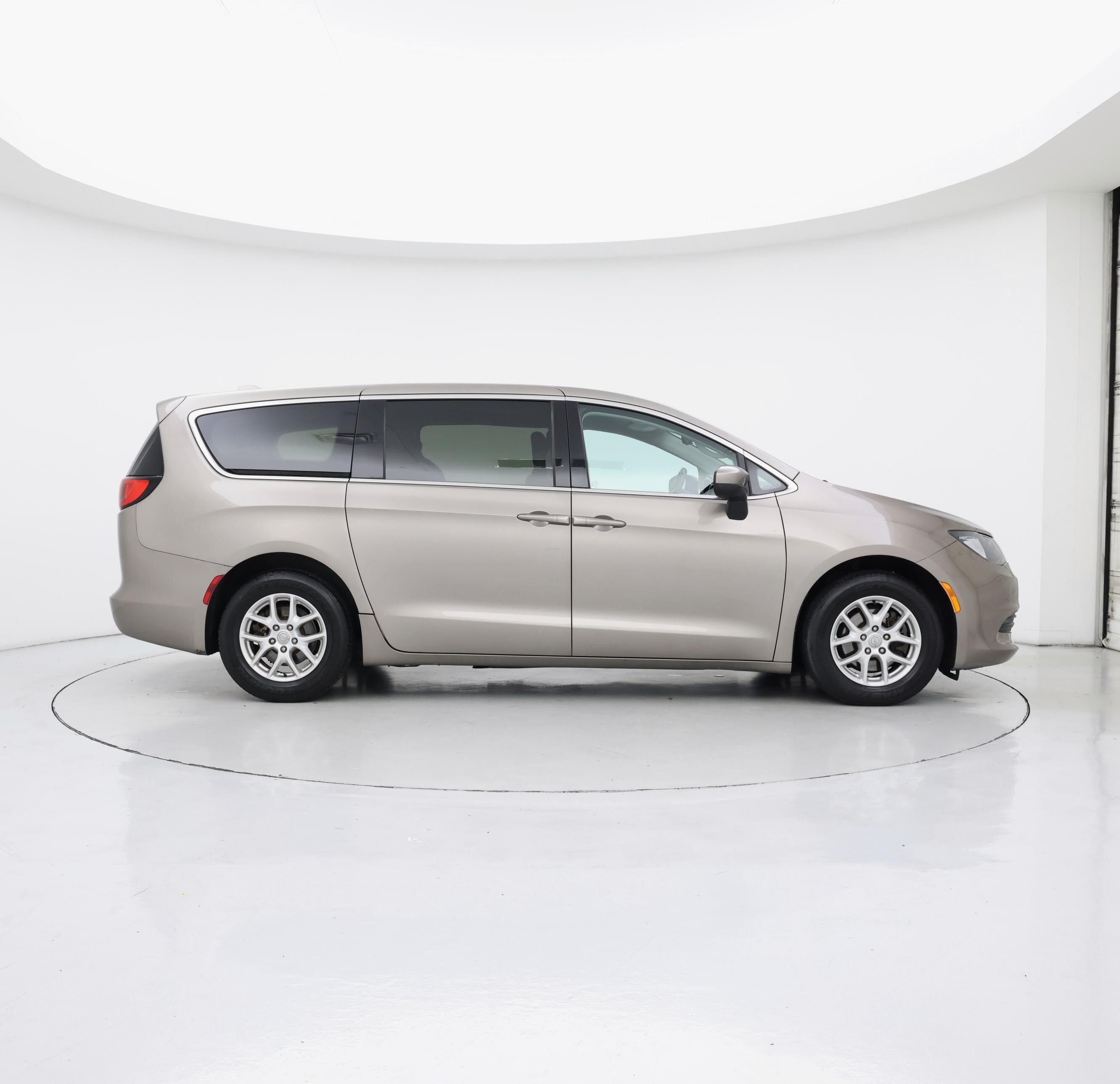 Thumbnail: 2017 Chrysler Pacifica - 7