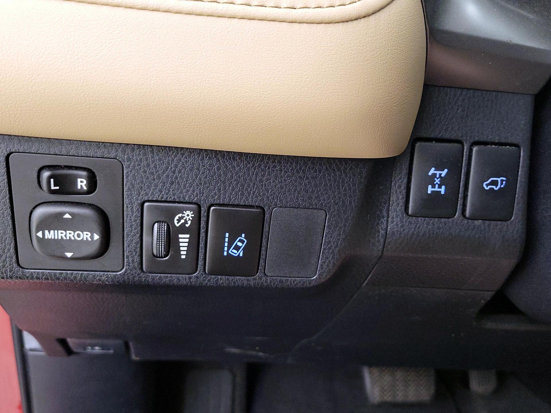 Thumbnail: 2016 Toyota RAV4 - 13