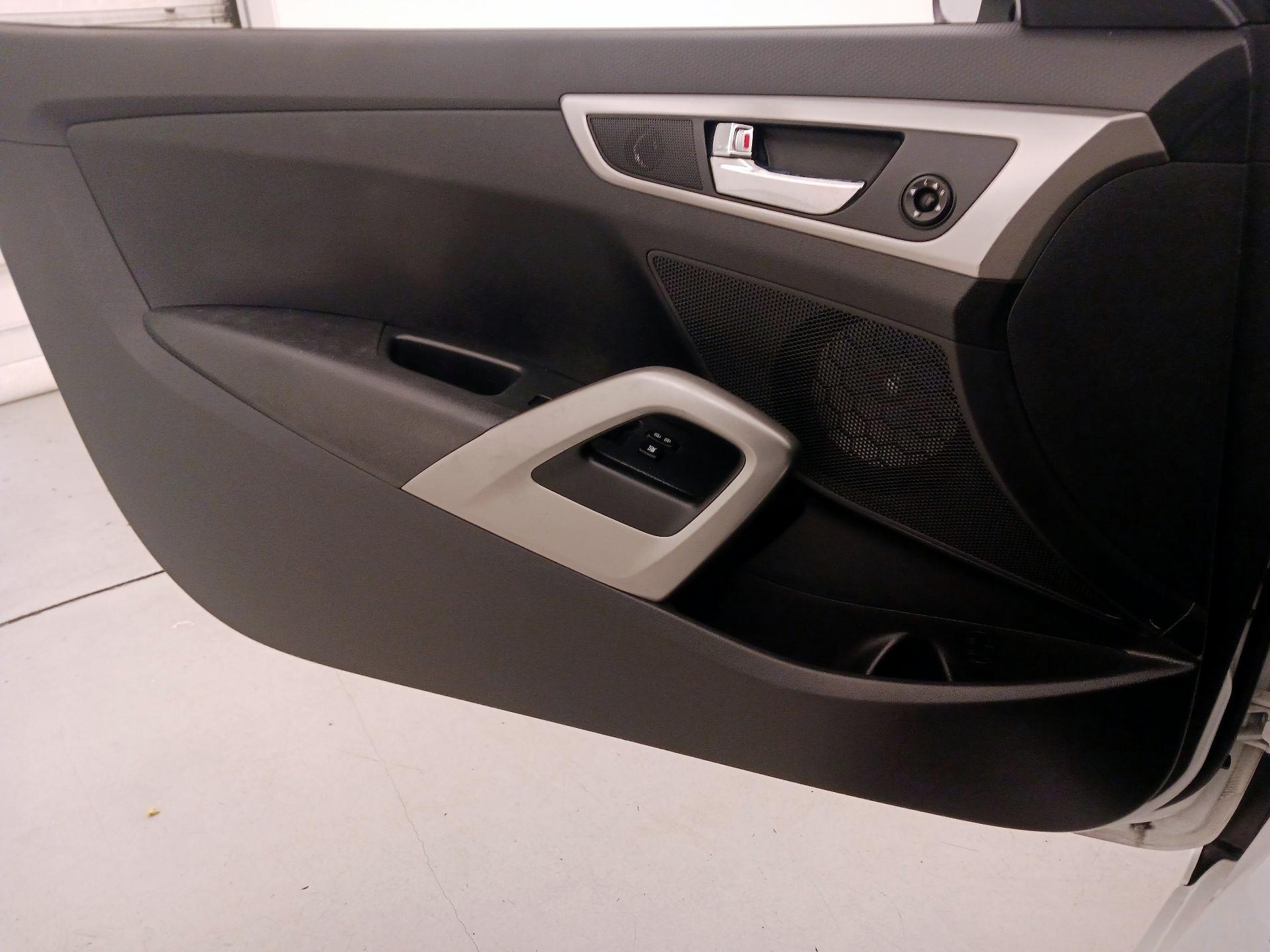 Thumbnail: 2015 Hyundai Veloster - 12