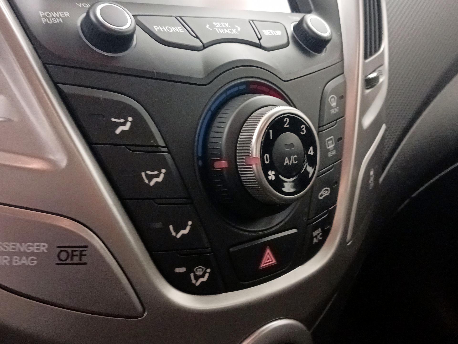 Thumbnail: 2015 Hyundai Veloster - 16