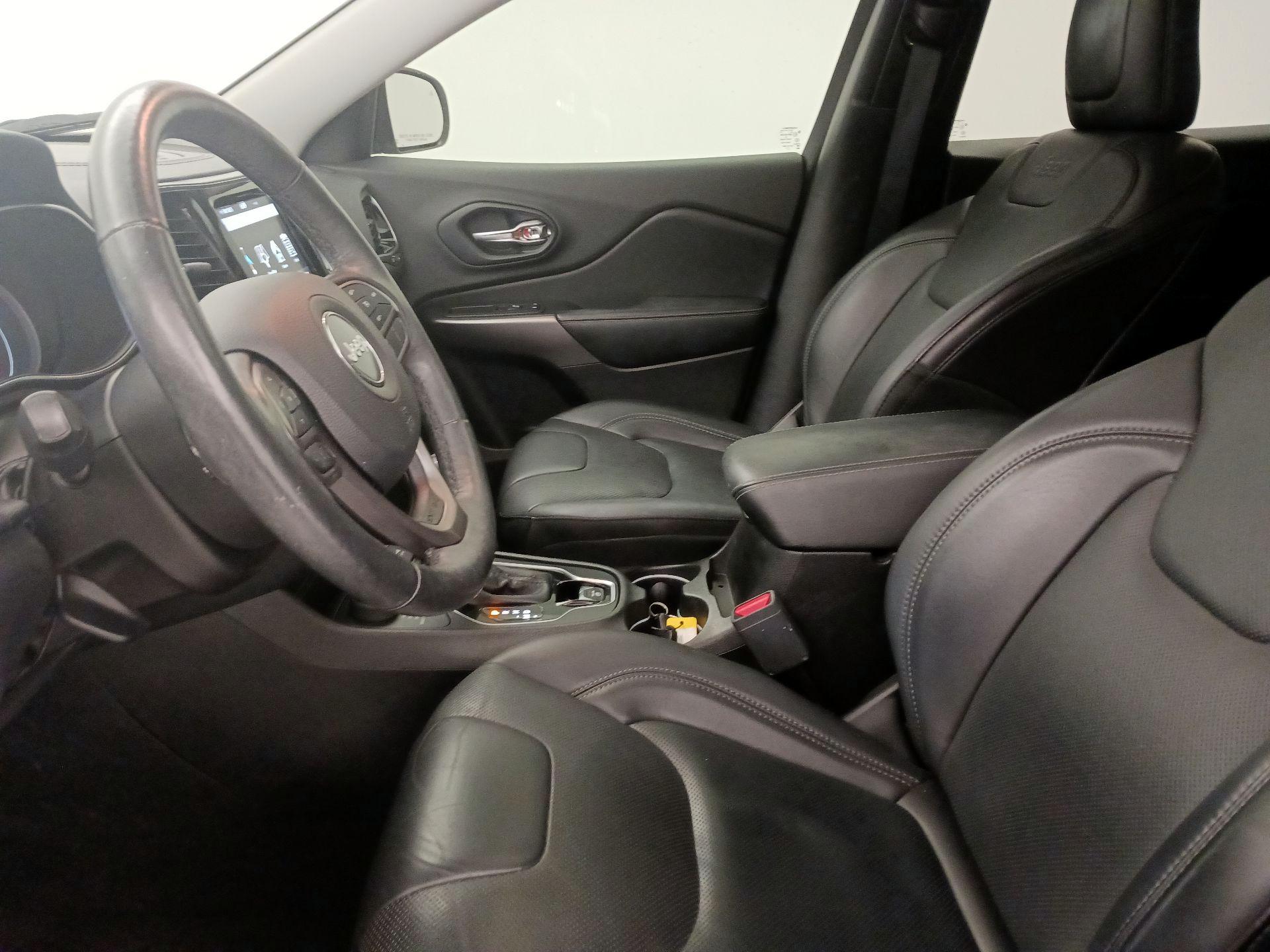 Thumbnail: 2019 Jeep Cherokee - 11