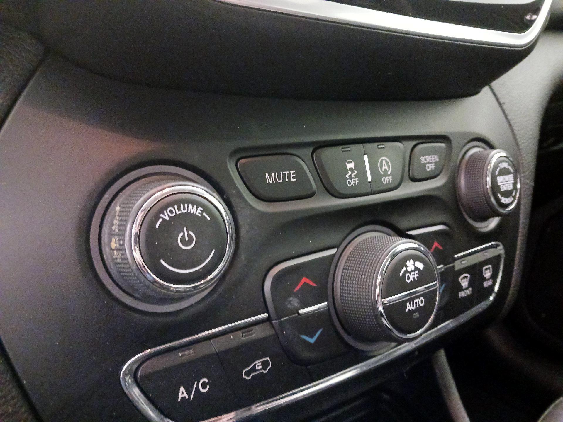 Thumbnail: 2019 Jeep Cherokee - 17