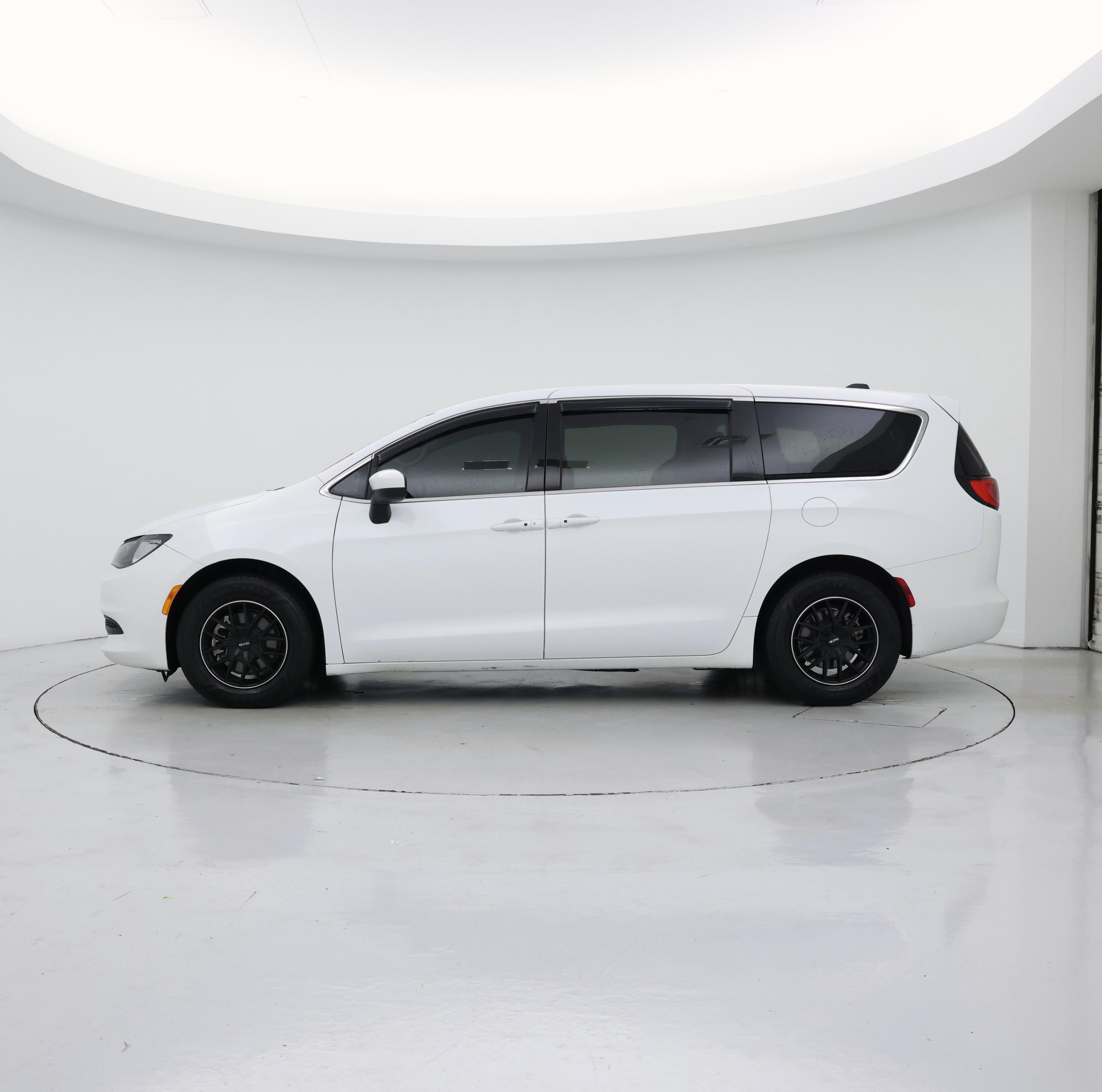 Thumbnail: 2023 Chrysler Voyager - 3