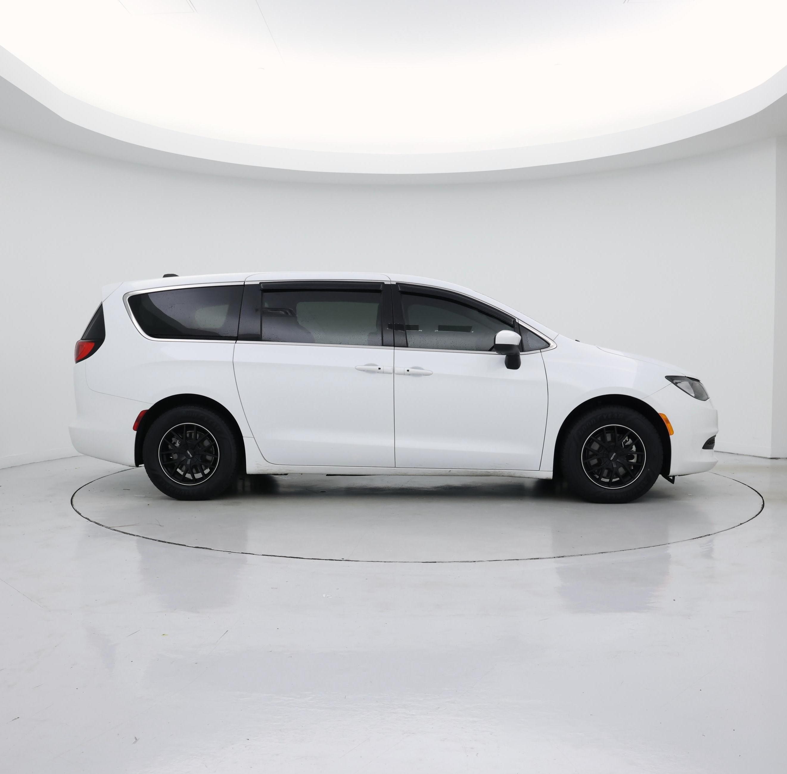 Thumbnail: 2023 Chrysler Voyager - 7