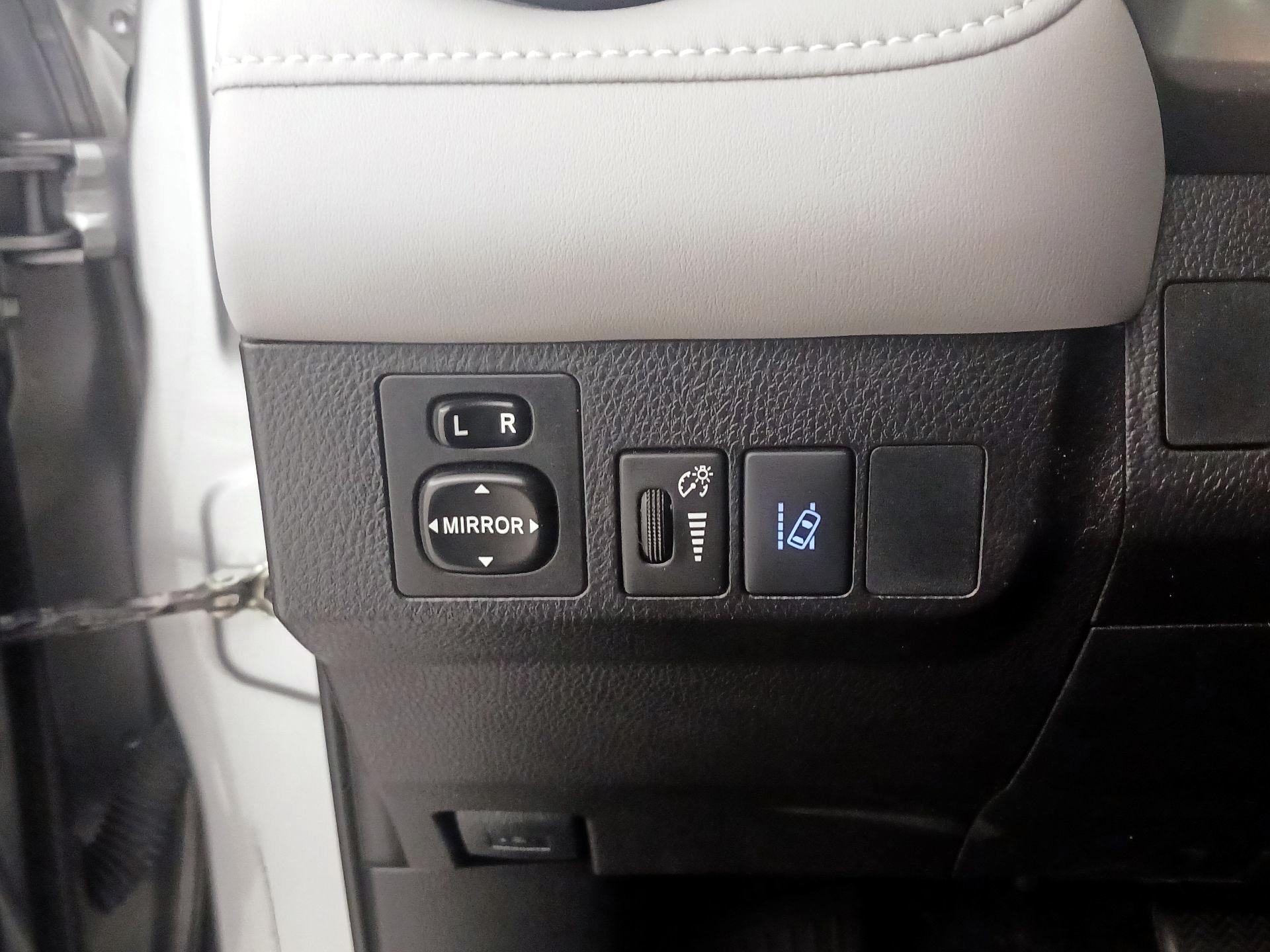 Thumbnail: 2016 Toyota RAV4 - 13