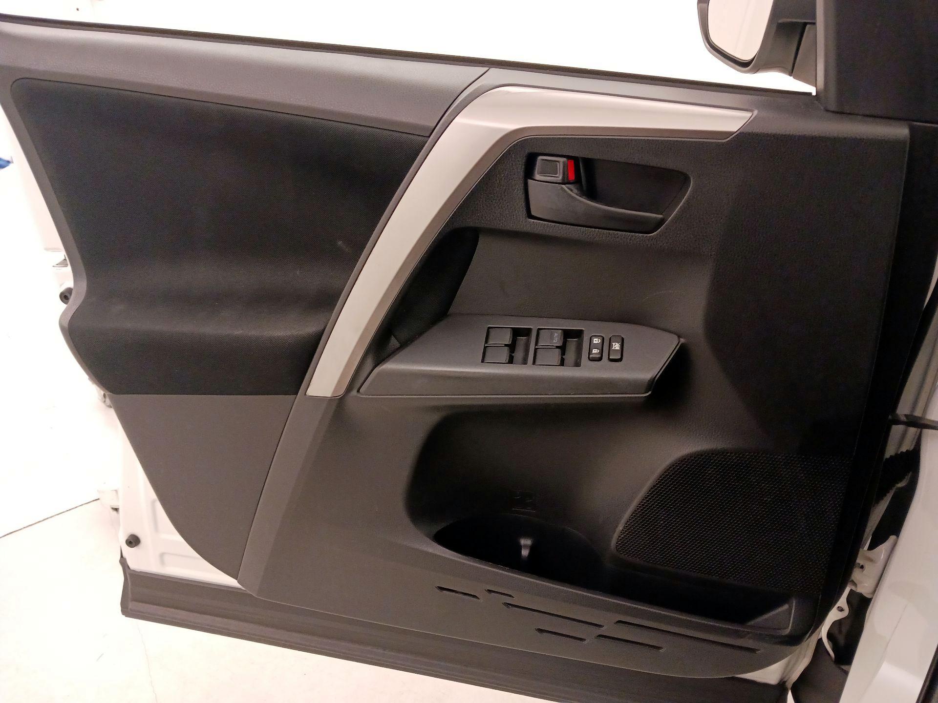 Thumbnail: 2018 Toyota RAV4 - 12