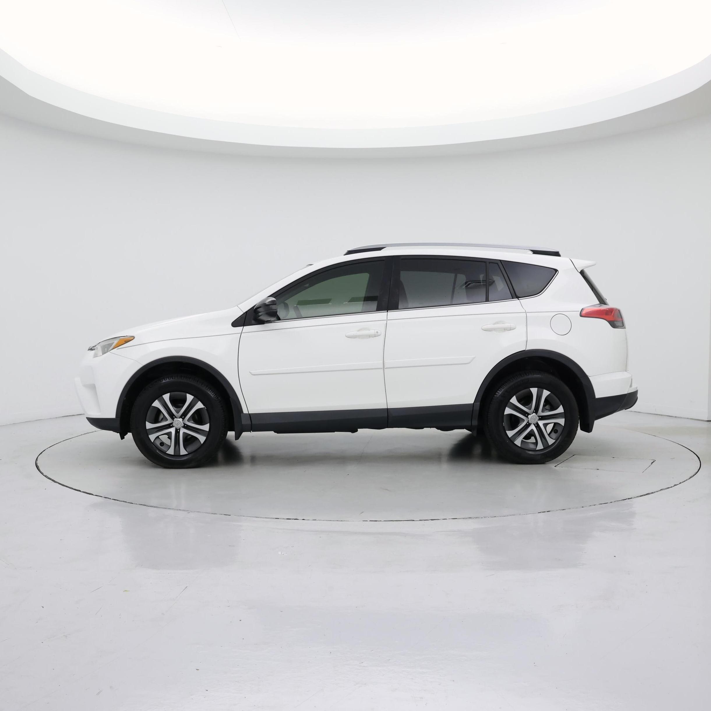 Thumbnail: 2018 Toyota RAV4 - 3