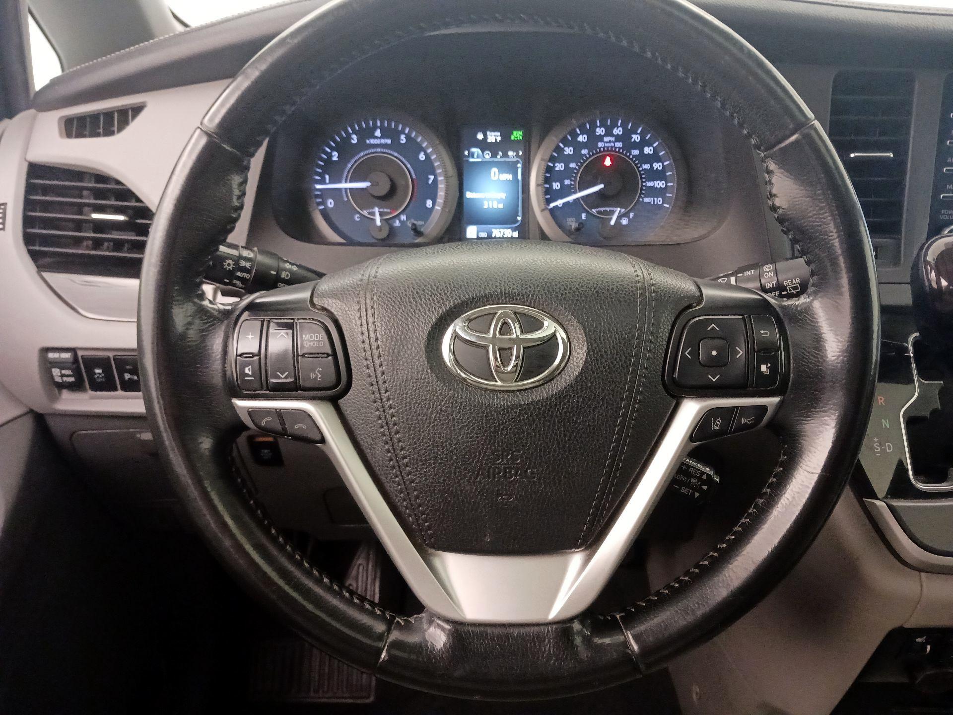 Thumbnail: 2020 Toyota Sienna - 10