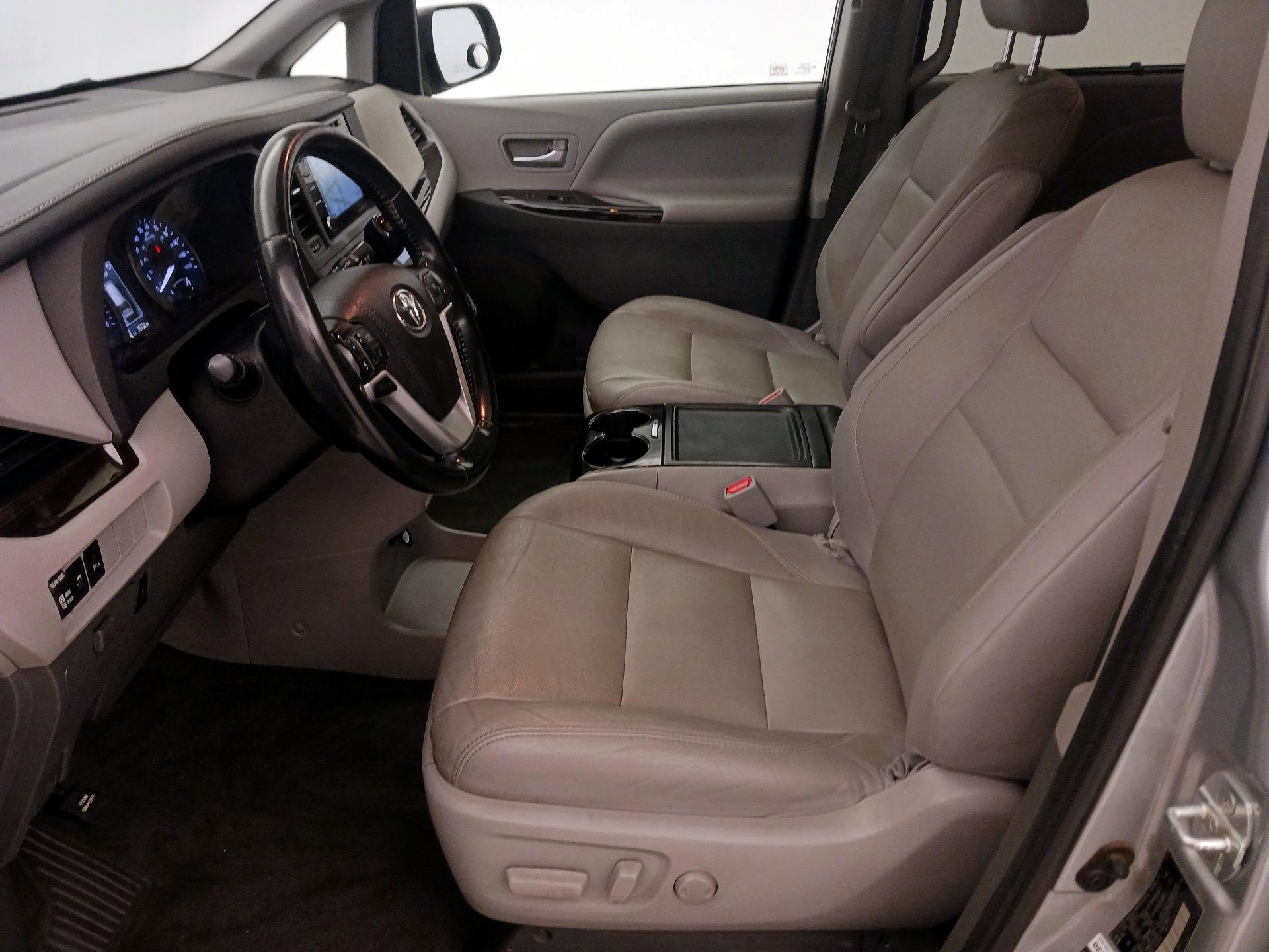 Thumbnail: 2020 Toyota Sienna - 11