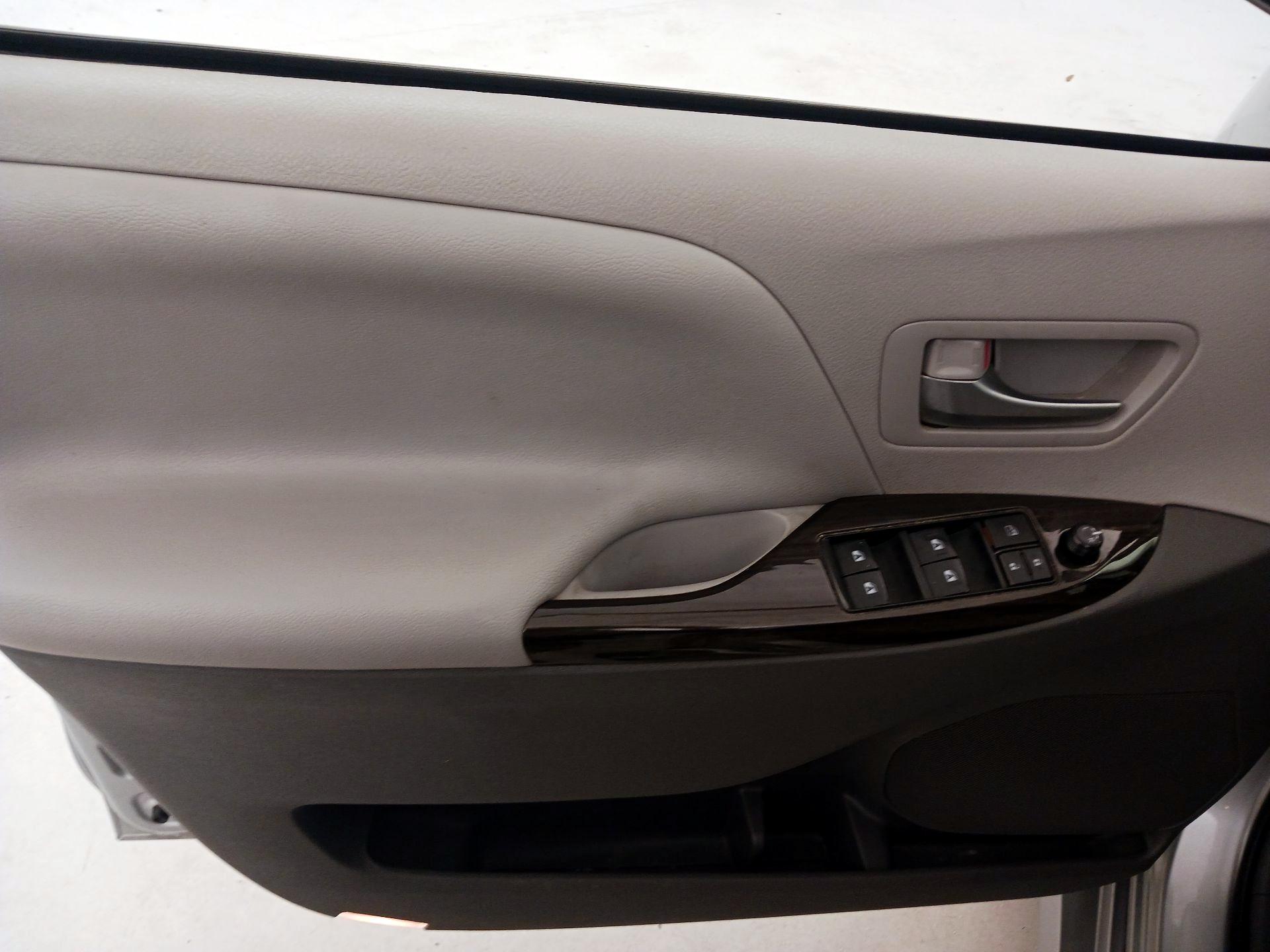 Thumbnail: 2020 Toyota Sienna - 12