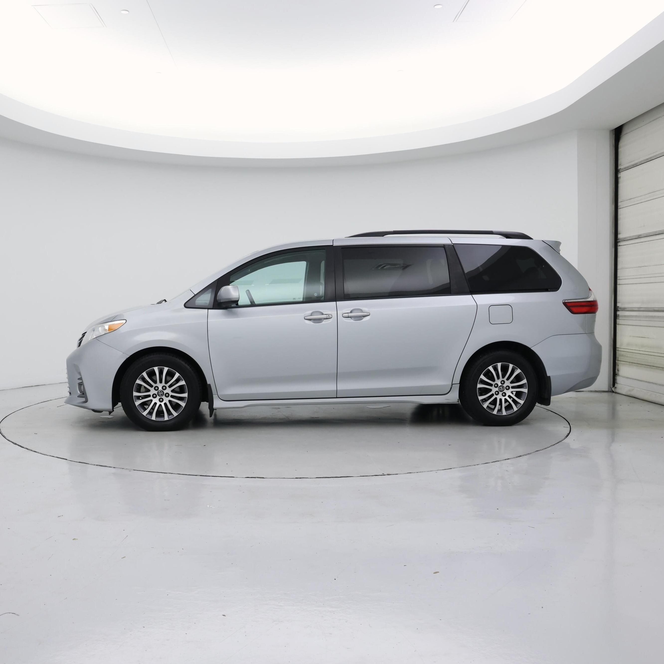 Thumbnail: 2020 Toyota Sienna - 3