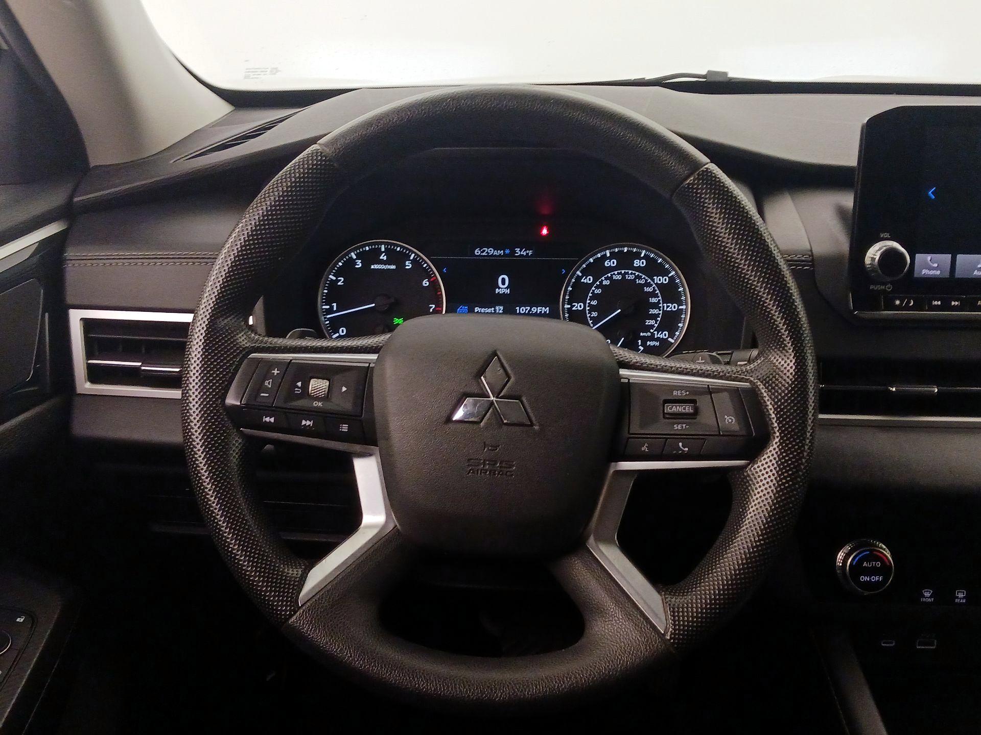 Thumbnail: 2022 Mitsubishi Outlander - 10