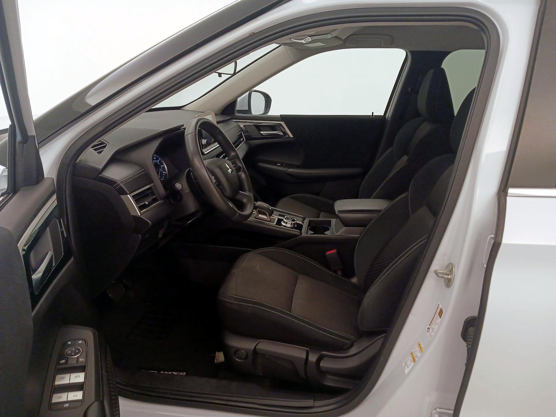 Thumbnail: 2022 Mitsubishi Outlander - 11