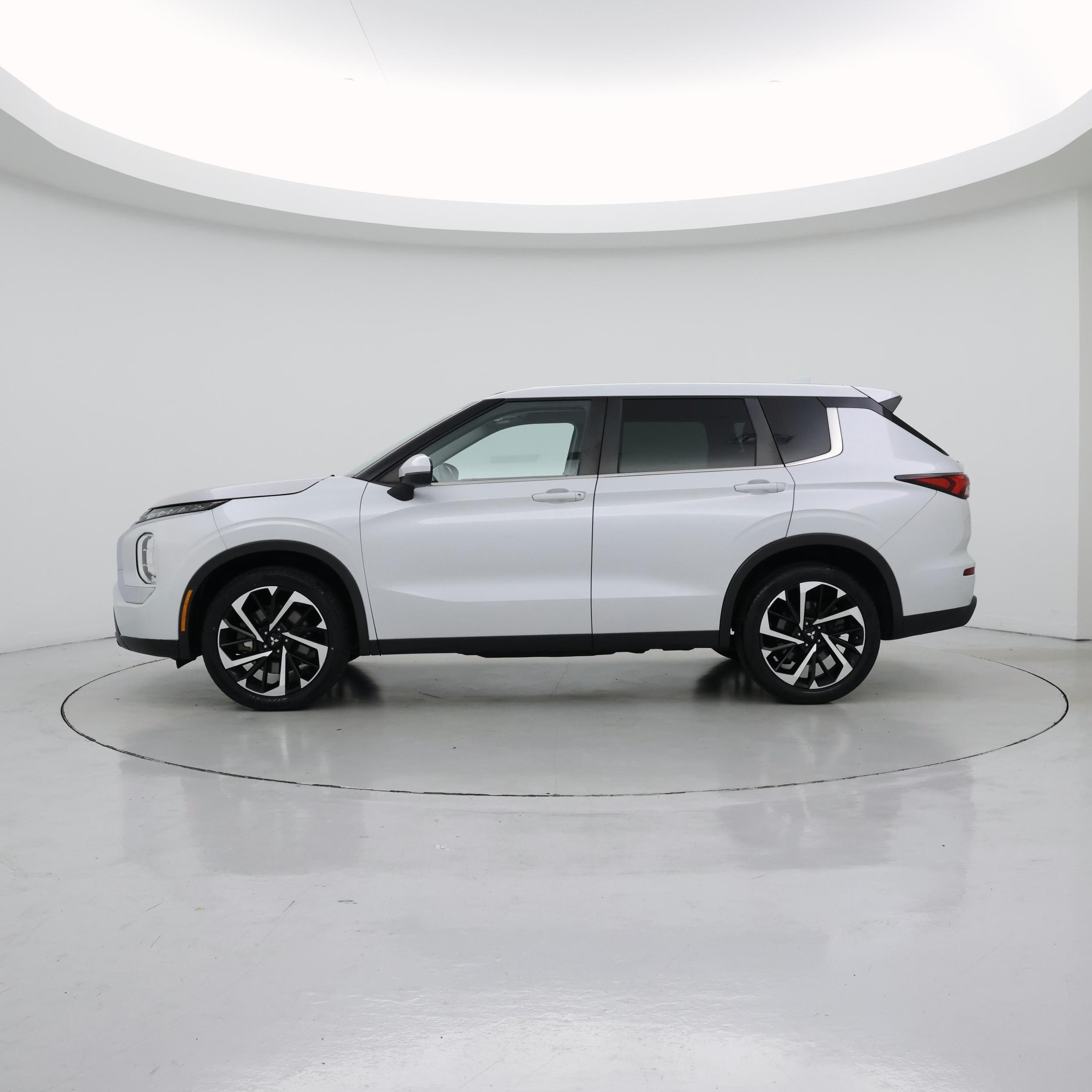 Thumbnail: 2022 Mitsubishi Outlander - 3