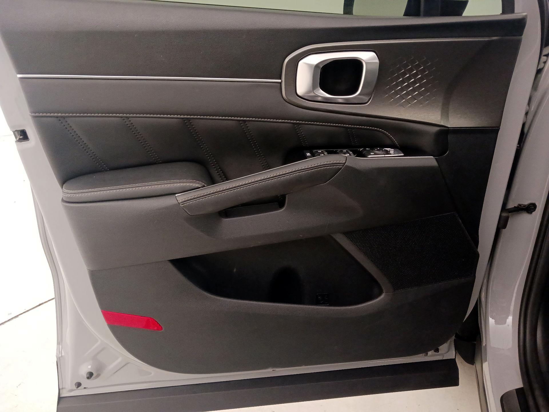 Thumbnail: 2023 Kia Sorento - 12