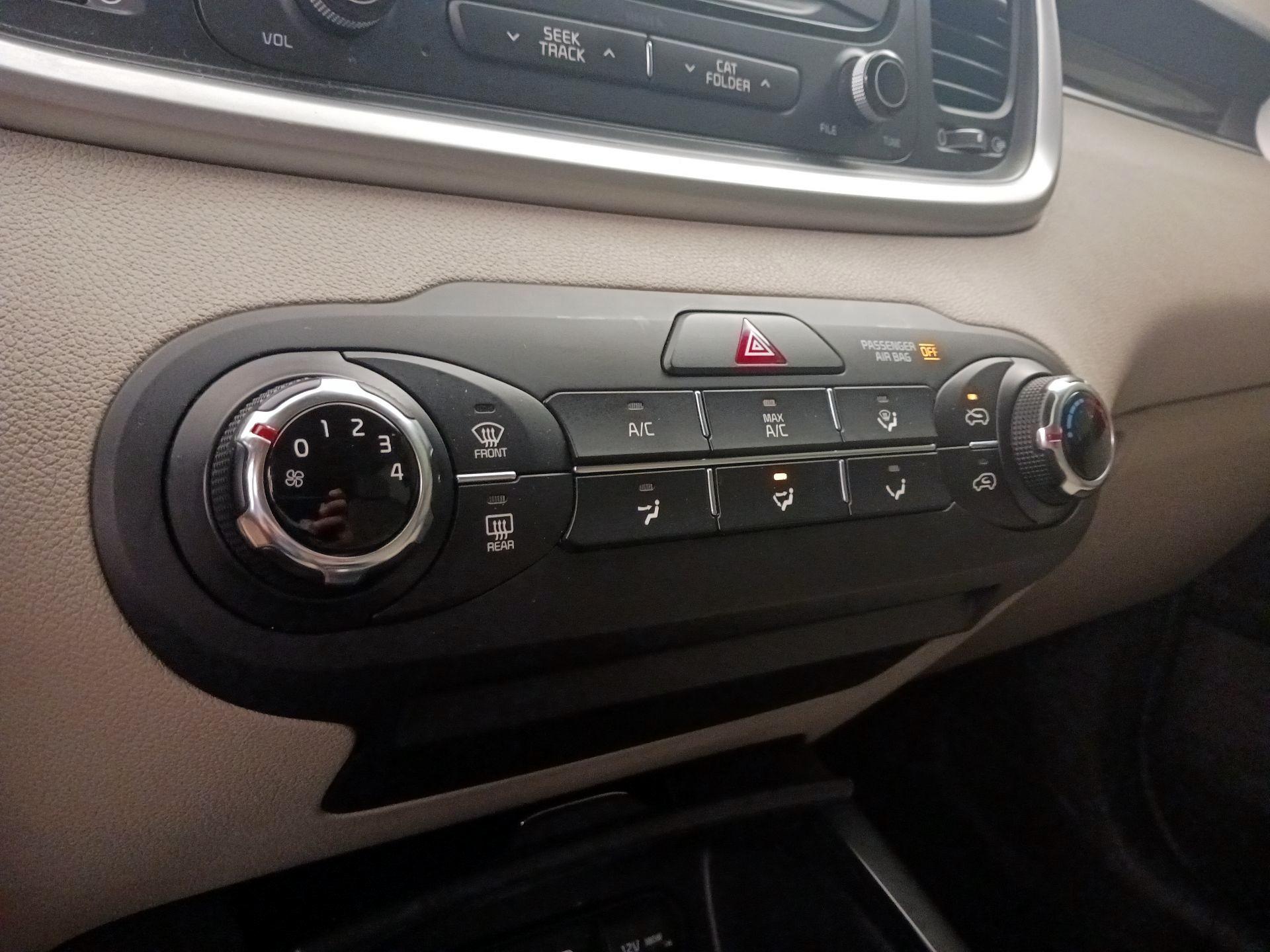 Thumbnail: 2017 Kia Sorento - 16