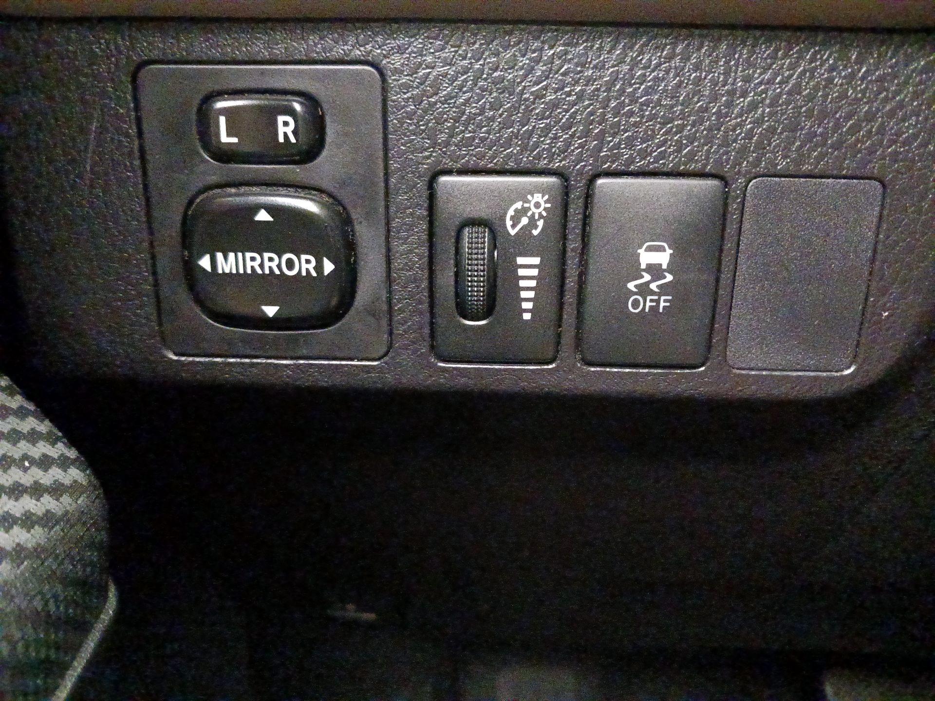 Thumbnail: 2015 Toyota RAV4 - 13