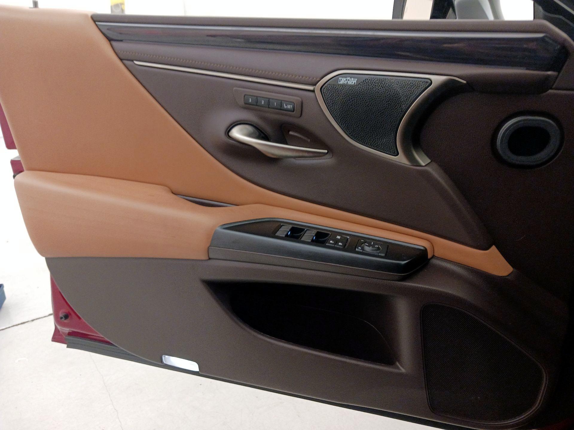 Thumbnail: 2019 Lexus ES - 12