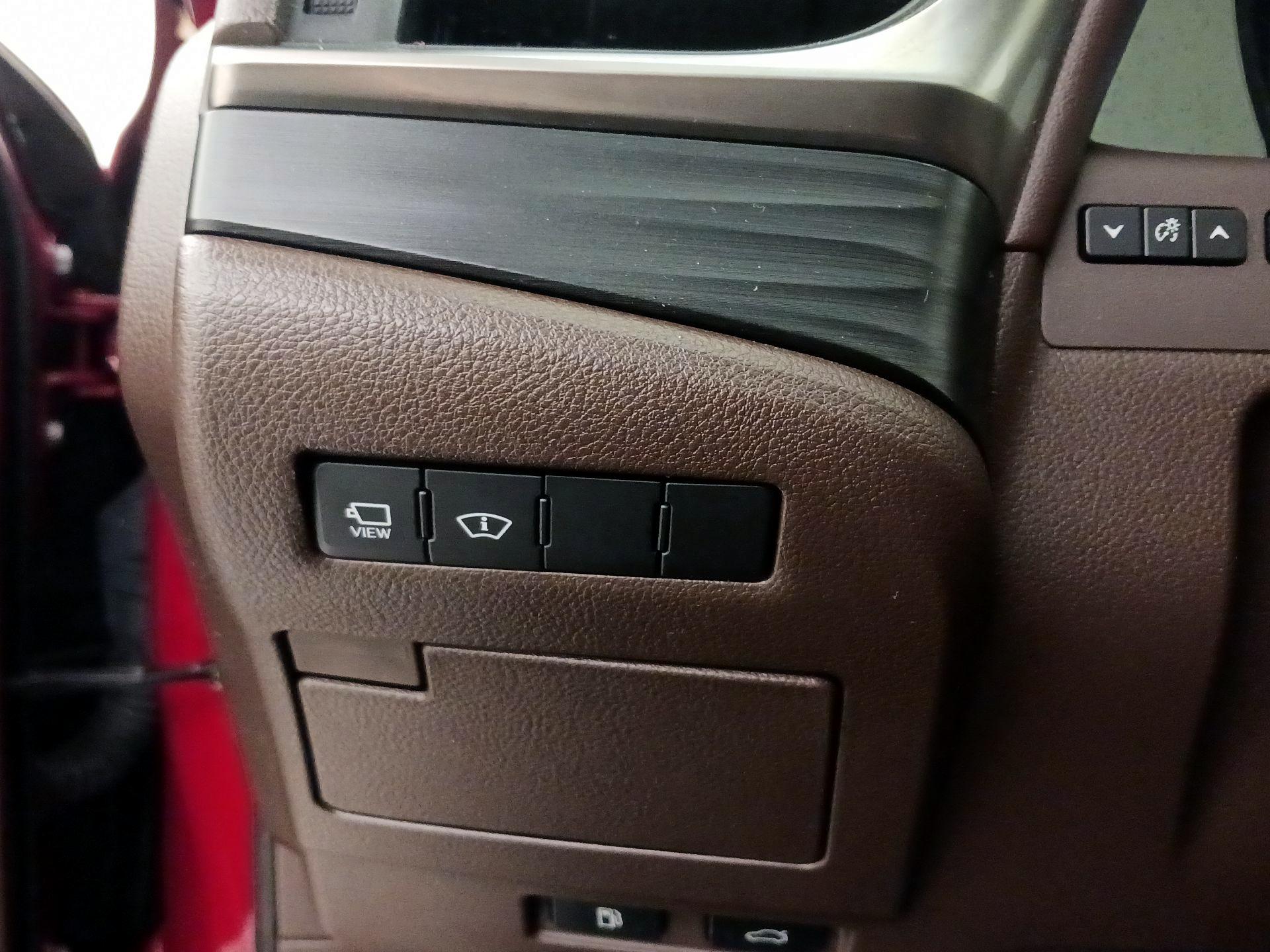 Thumbnail: 2019 Lexus ES - 13