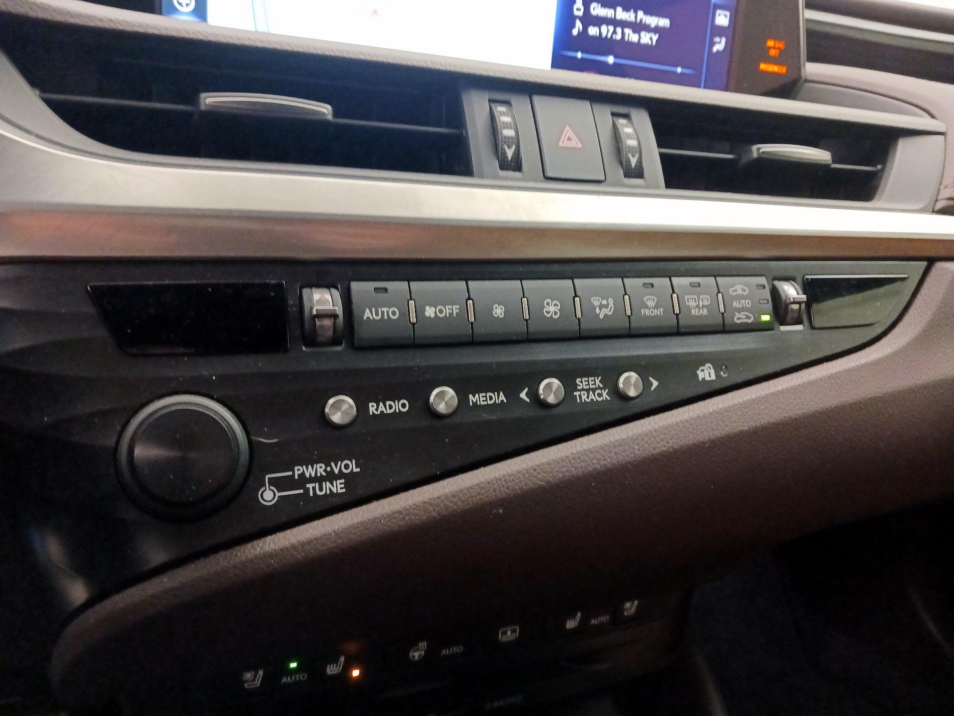 Thumbnail: 2019 Lexus ES - 17