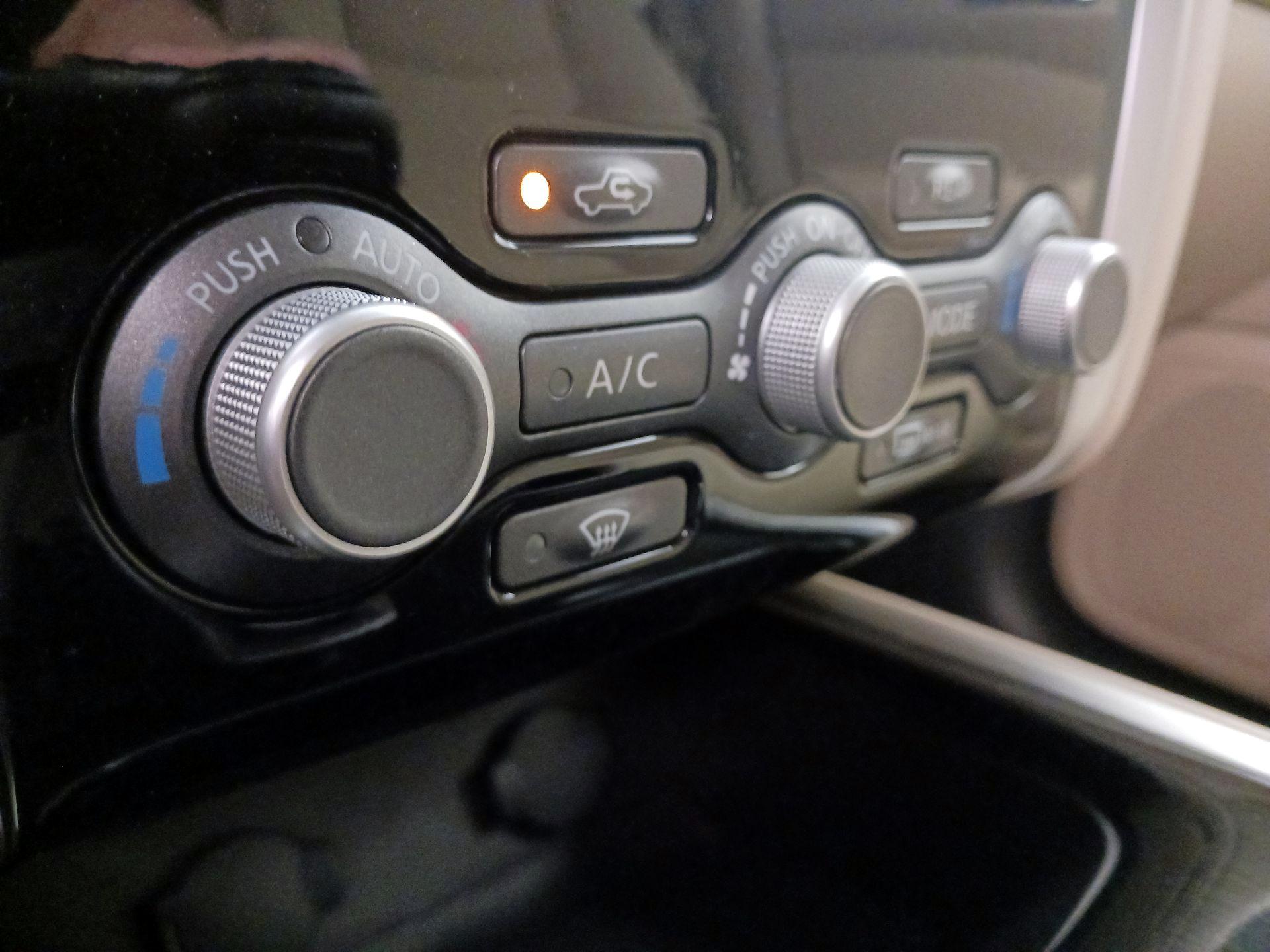 Thumbnail: 2016 Nissan Pathfinder - 16