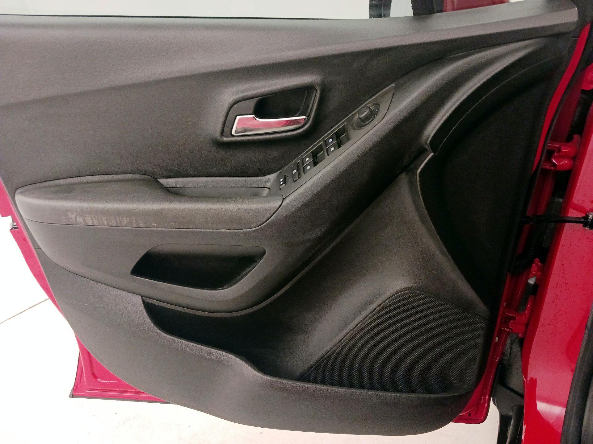 Thumbnail: 2015 Chevrolet Trax - 12