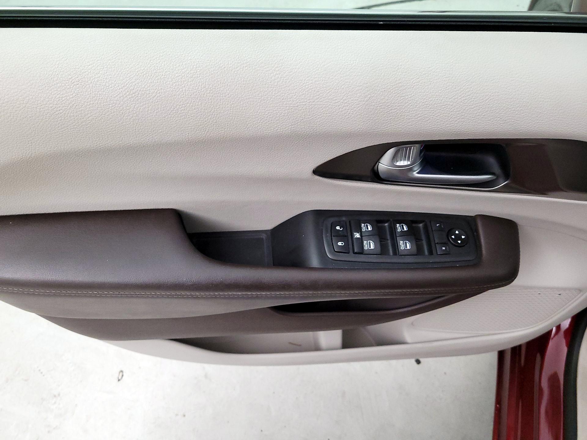 Thumbnail: 2018 Chrysler Pacifica - 12