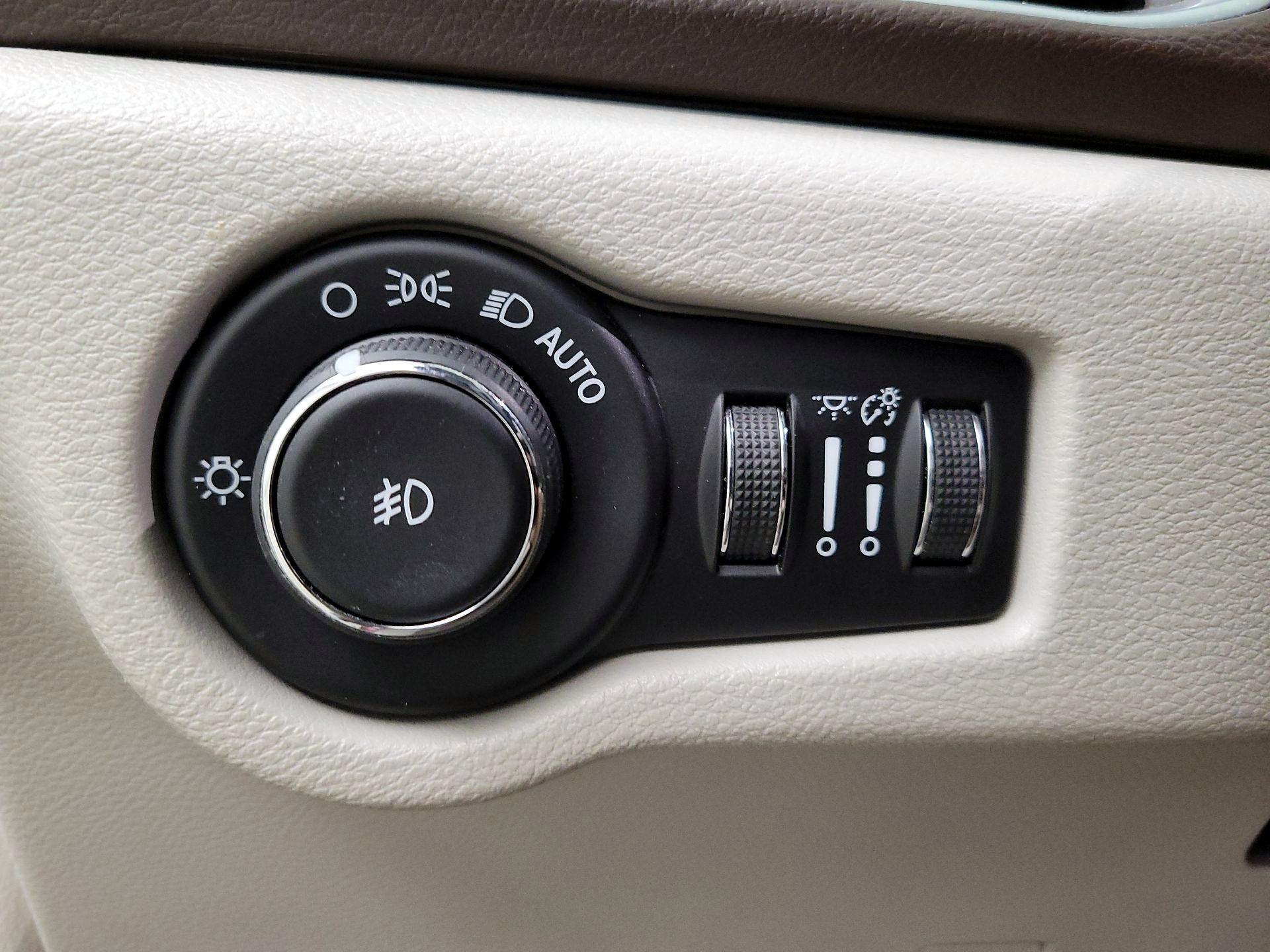 Thumbnail: 2018 Chrysler Pacifica - 13