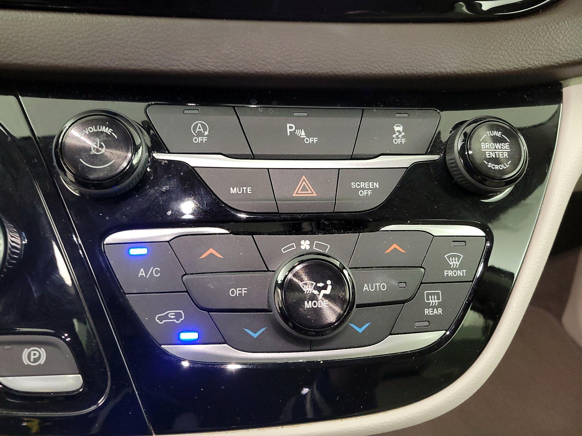 Thumbnail: 2018 Chrysler Pacifica - 17