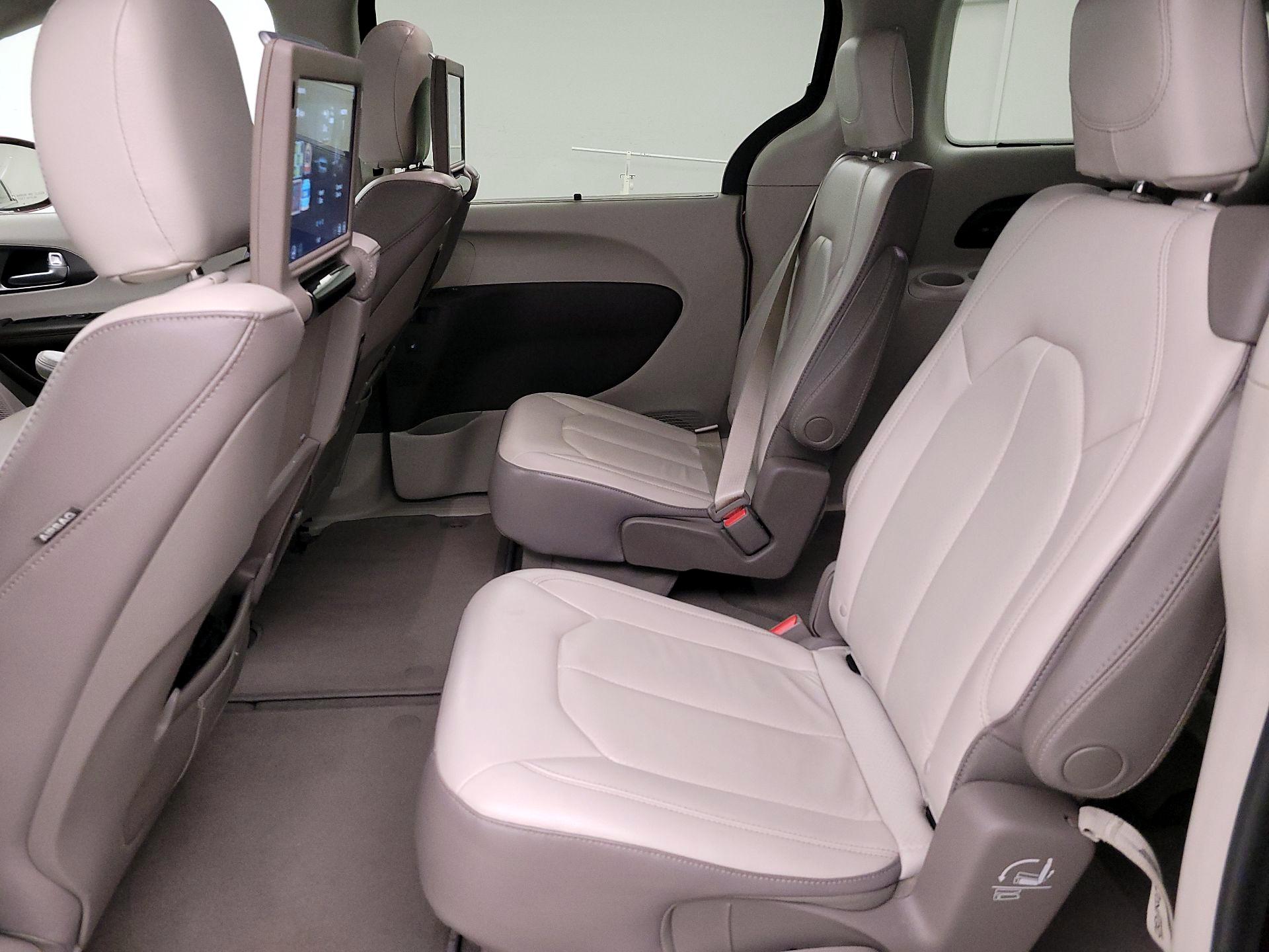 Thumbnail: 2018 Chrysler Pacifica - 20