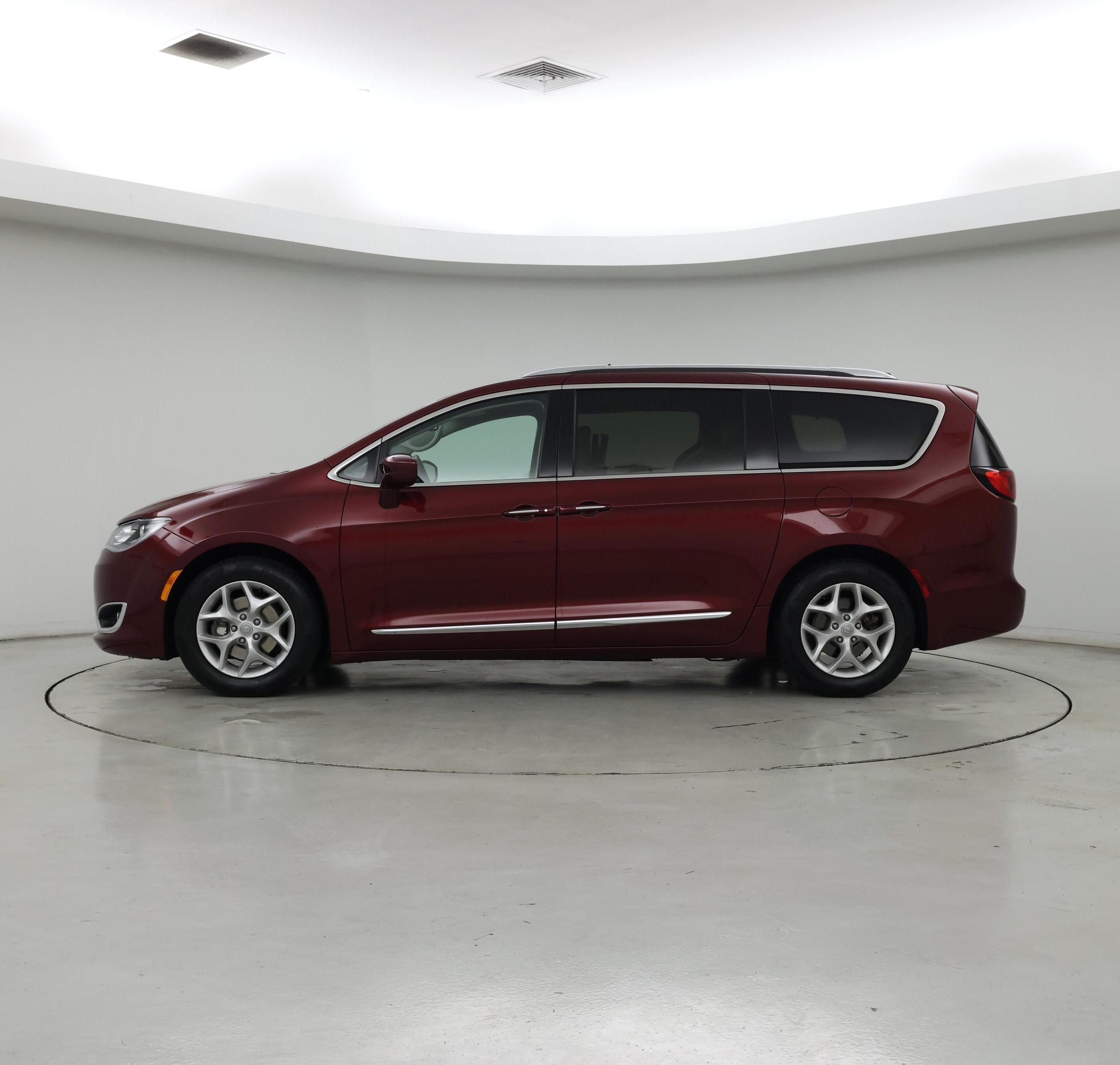 Thumbnail: 2018 Chrysler Pacifica - 3