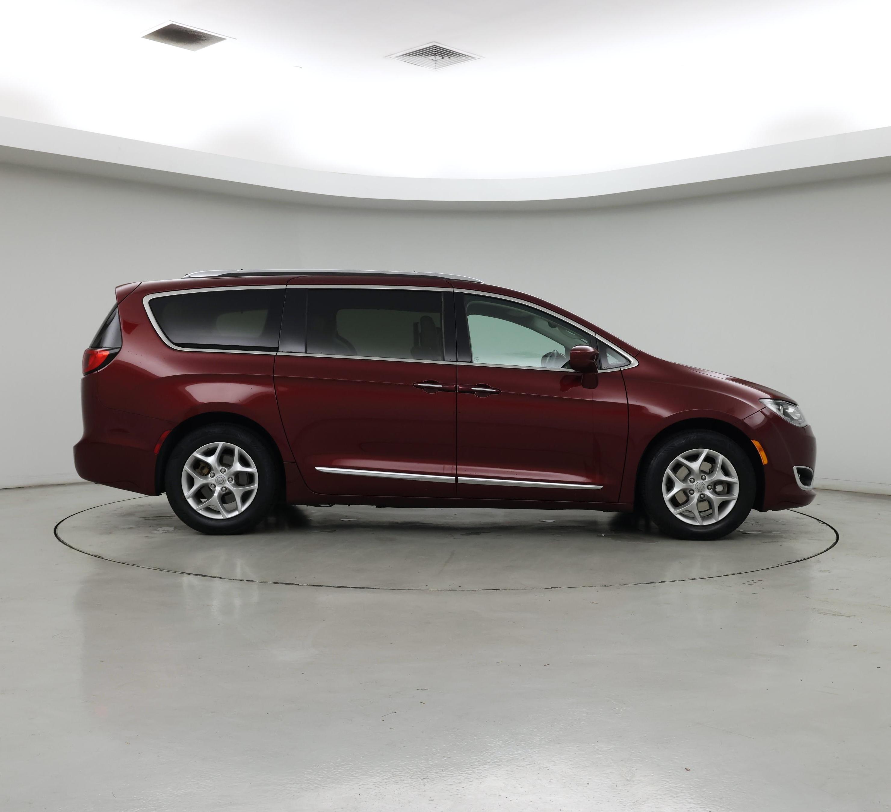 Thumbnail: 2018 Chrysler Pacifica - 7