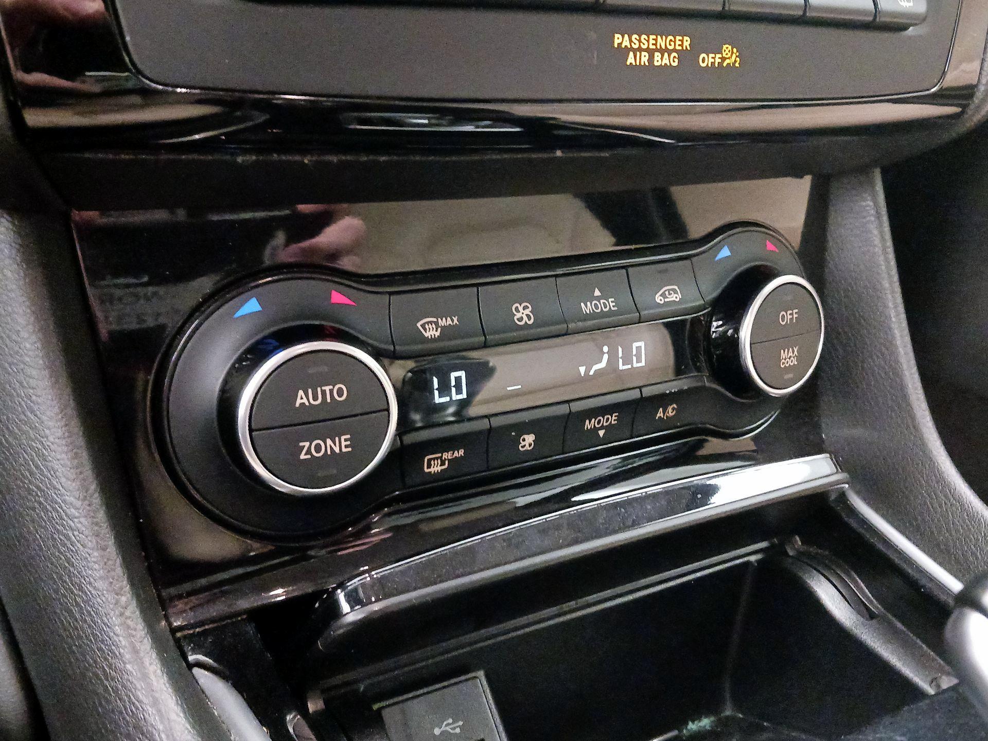 Thumbnail: 2017 INFINITI QX30 - 17