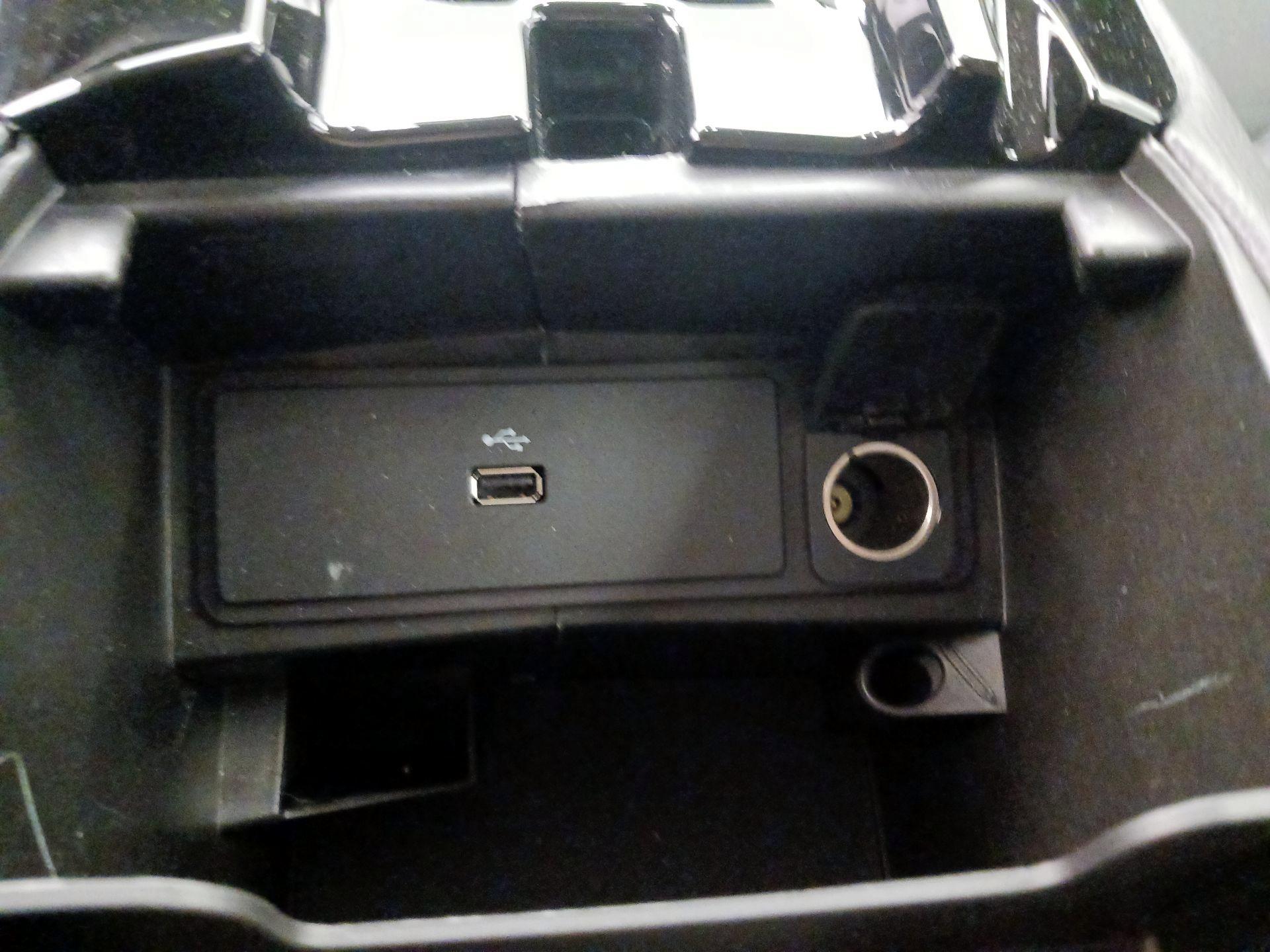 Thumbnail: 2016 Ford Fusion - 18