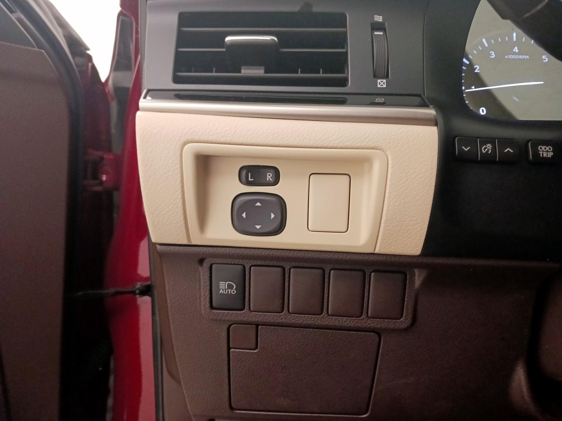 Thumbnail: 2017 Lexus ES - 13