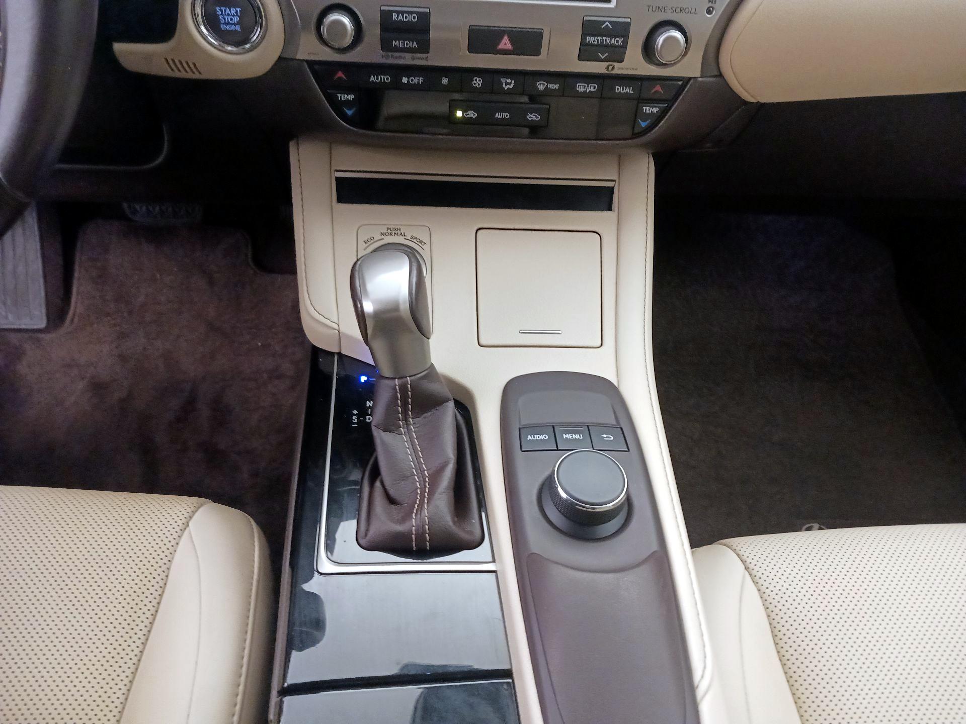 Thumbnail: 2017 Lexus ES - 17