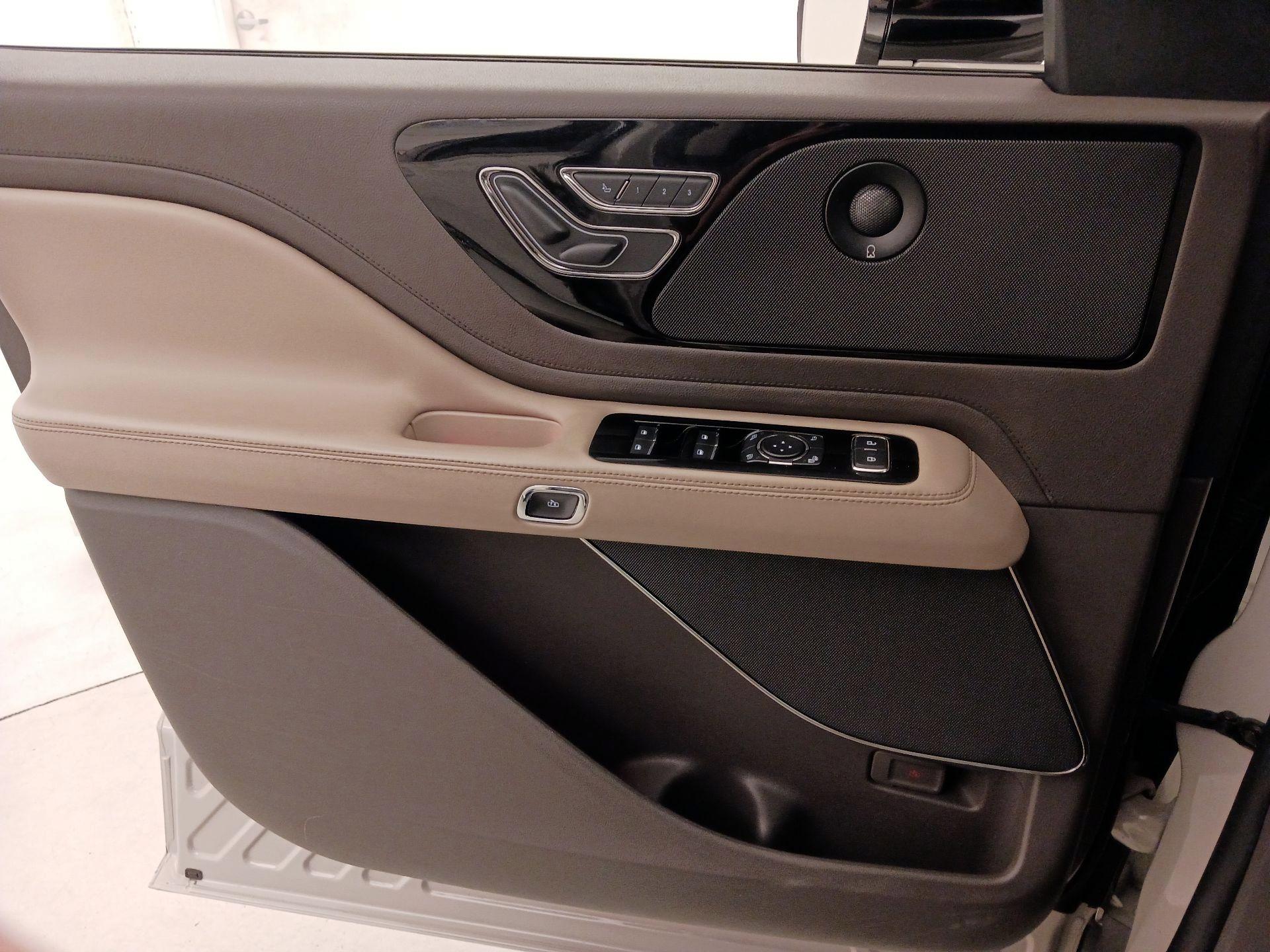 Thumbnail: 2022 Lincoln Aviator - 12