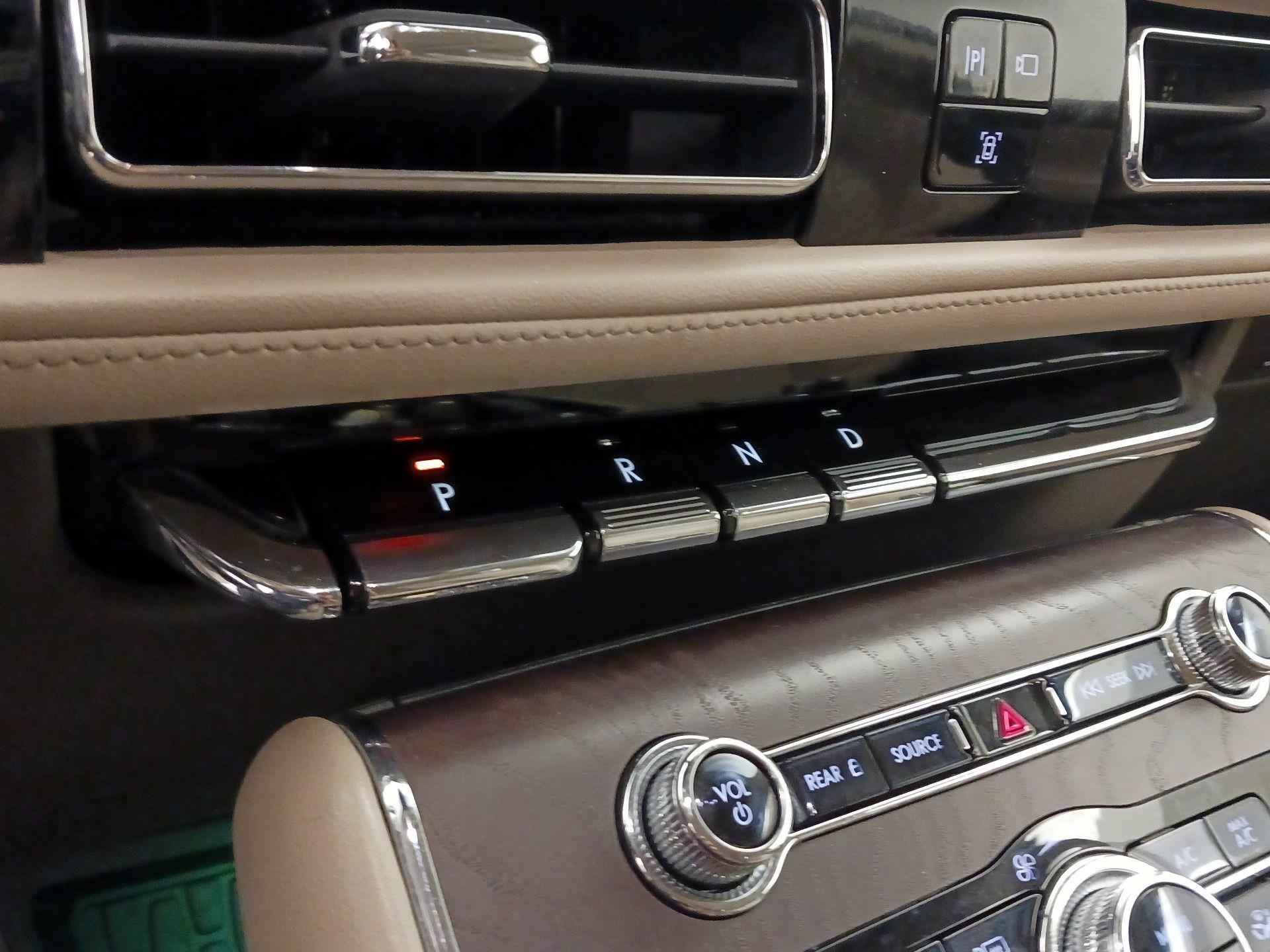 Thumbnail: 2022 Lincoln Aviator - 18