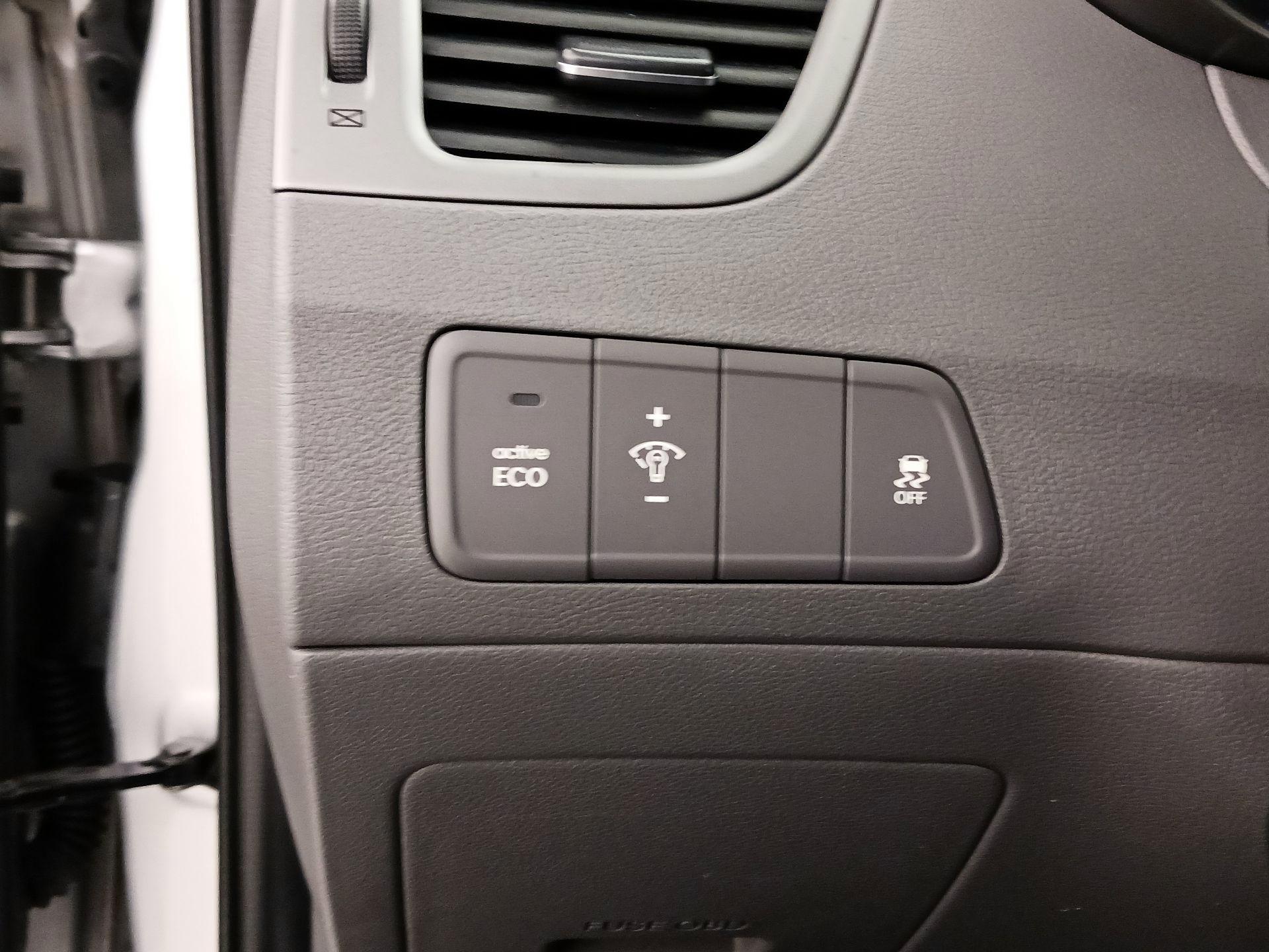 Thumbnail: 2016 Hyundai Elantra - 13