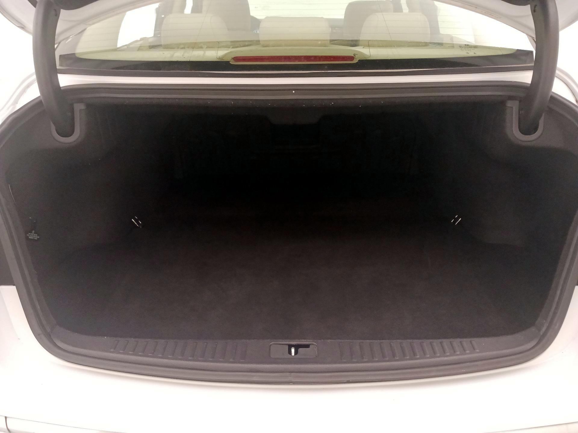 Thumbnail: 2014 Hyundai Genesis - 19