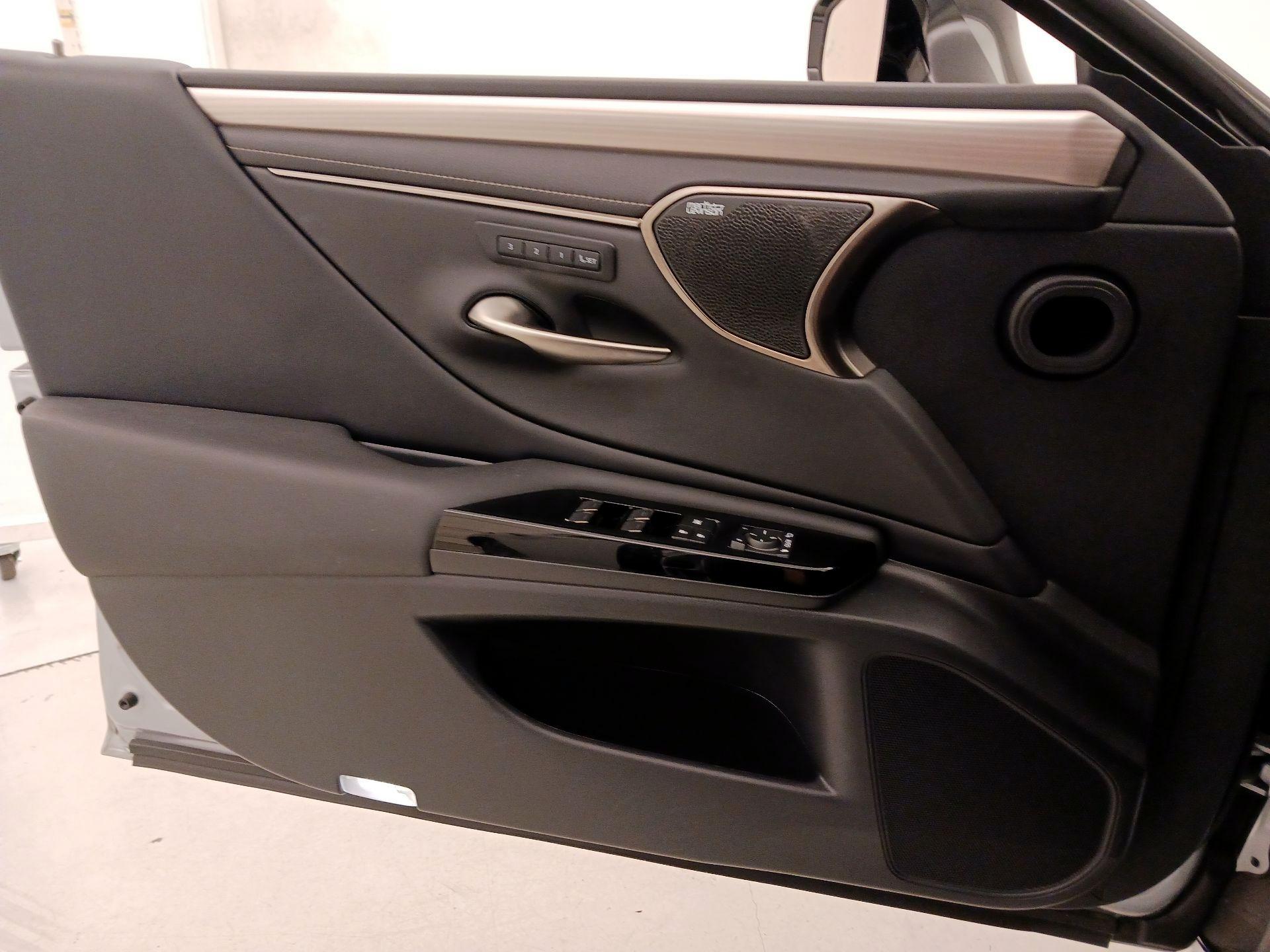 Thumbnail: 2022 Lexus ES - 12