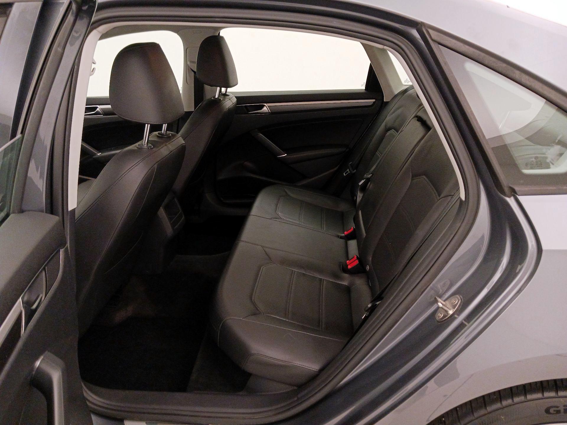 Thumbnail: 2018 Volkswagen Passat - 19