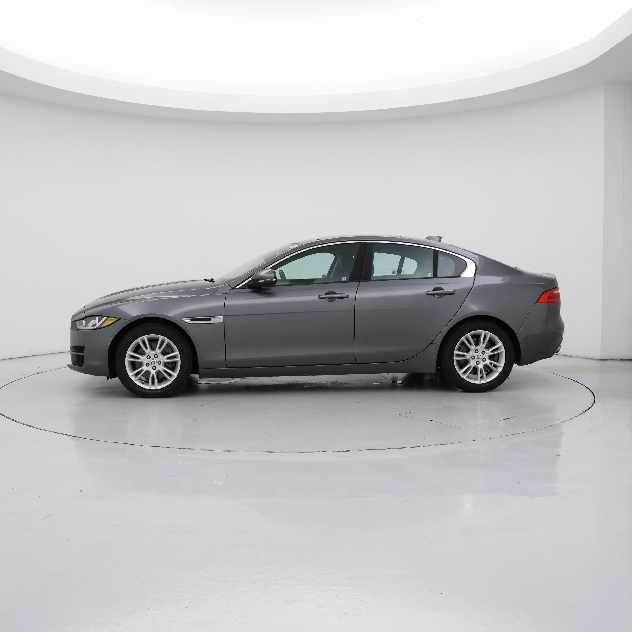 Thumbnail: 2017 Jaguar XE - 3