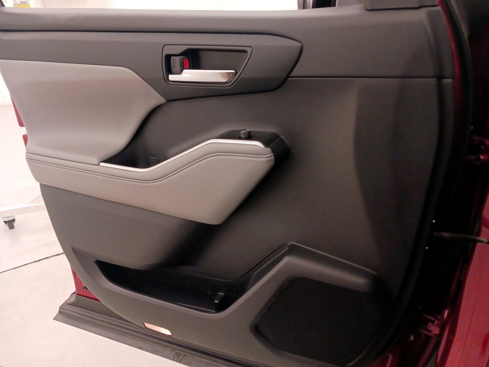 Thumbnail: 2020 Toyota Highlander - 12