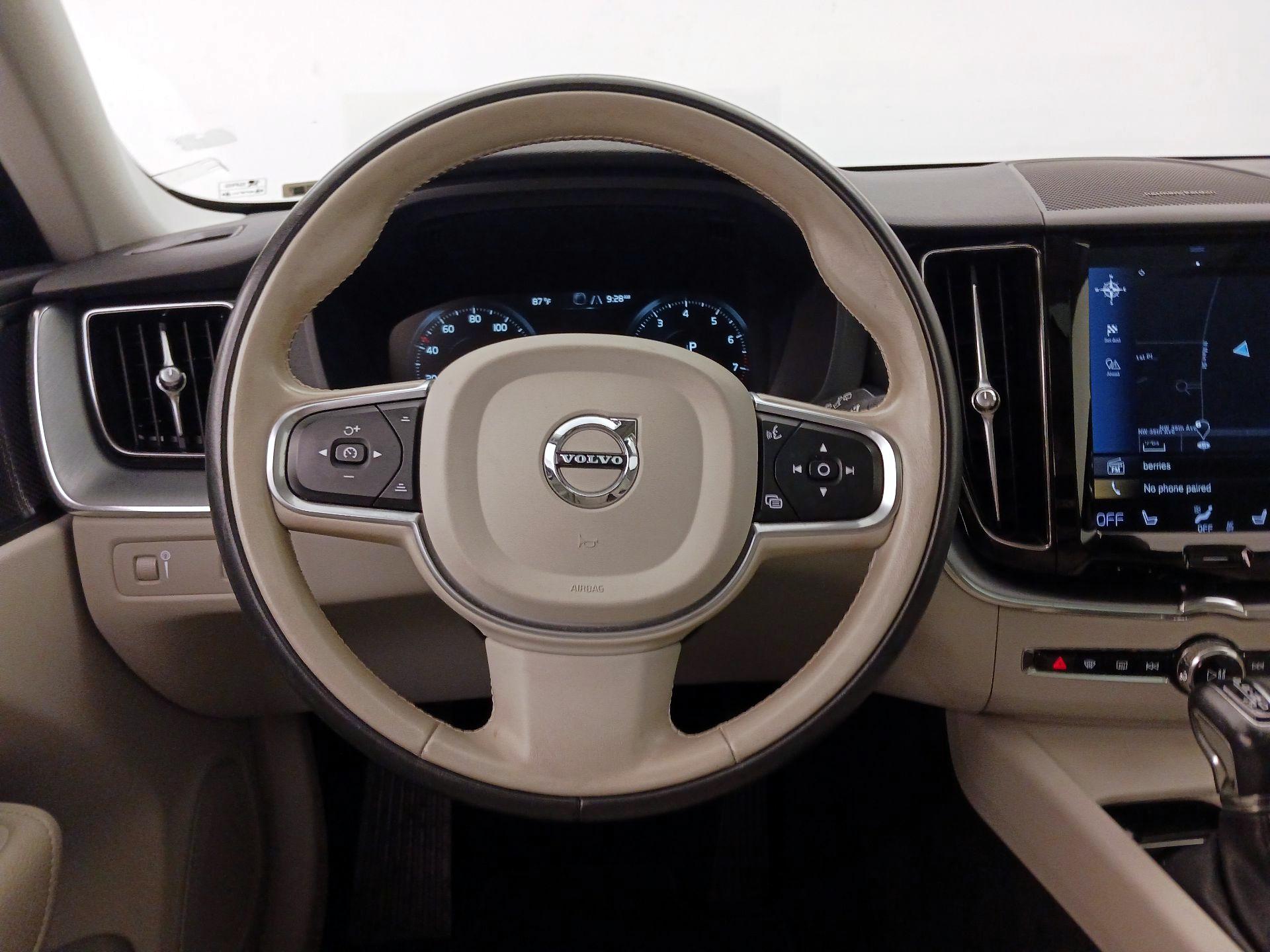 Thumbnail: 2020 Volvo XC60 - 10