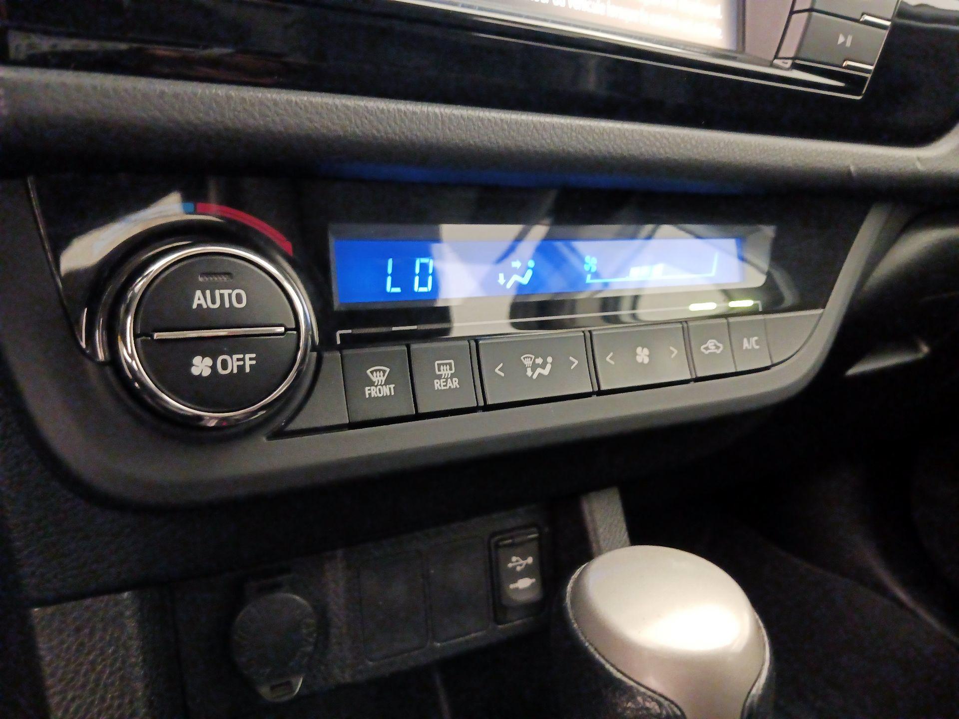 Thumbnail: 2014 Toyota Corolla - 16