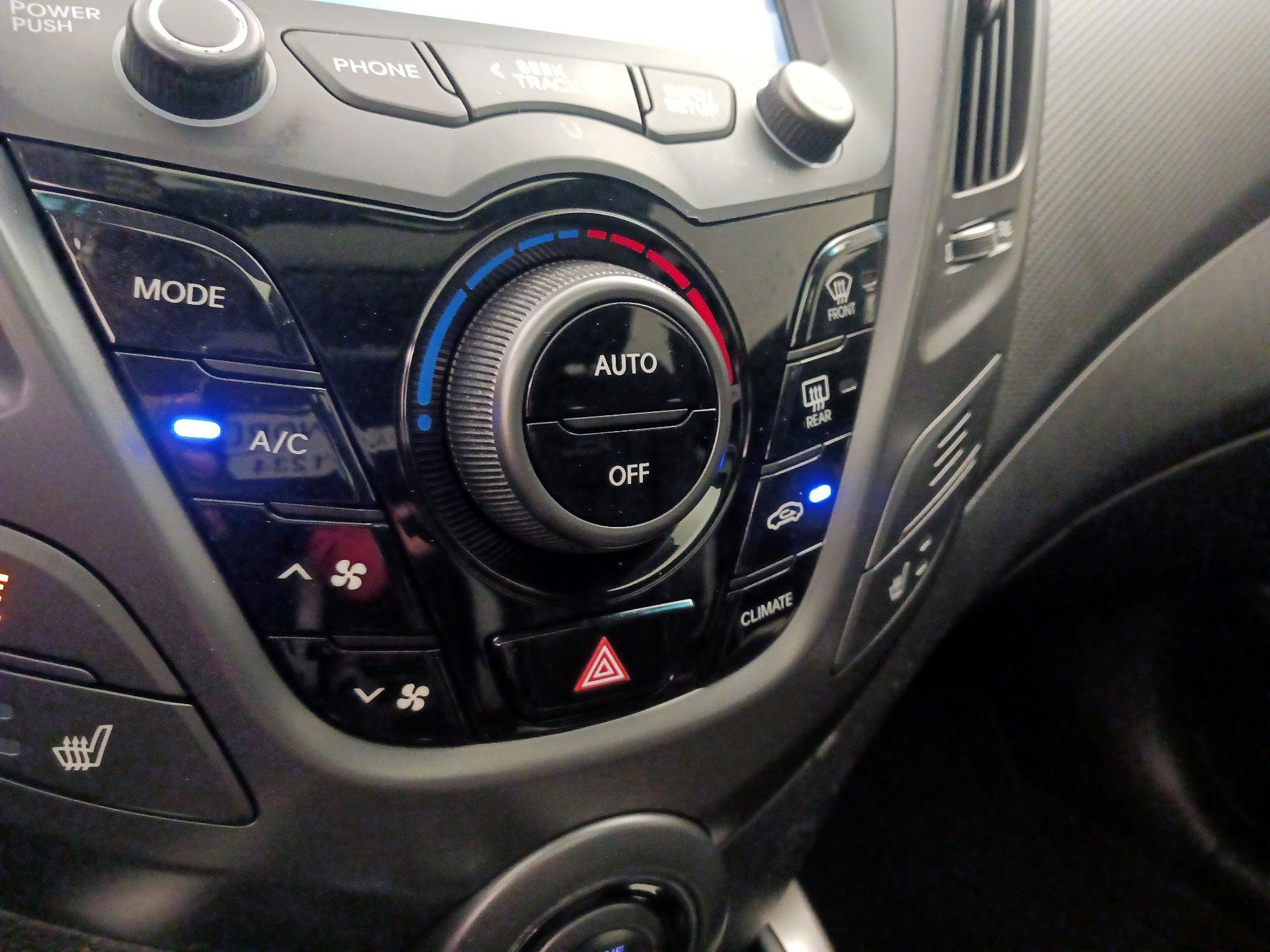 Thumbnail: 2015 Hyundai Veloster - 17