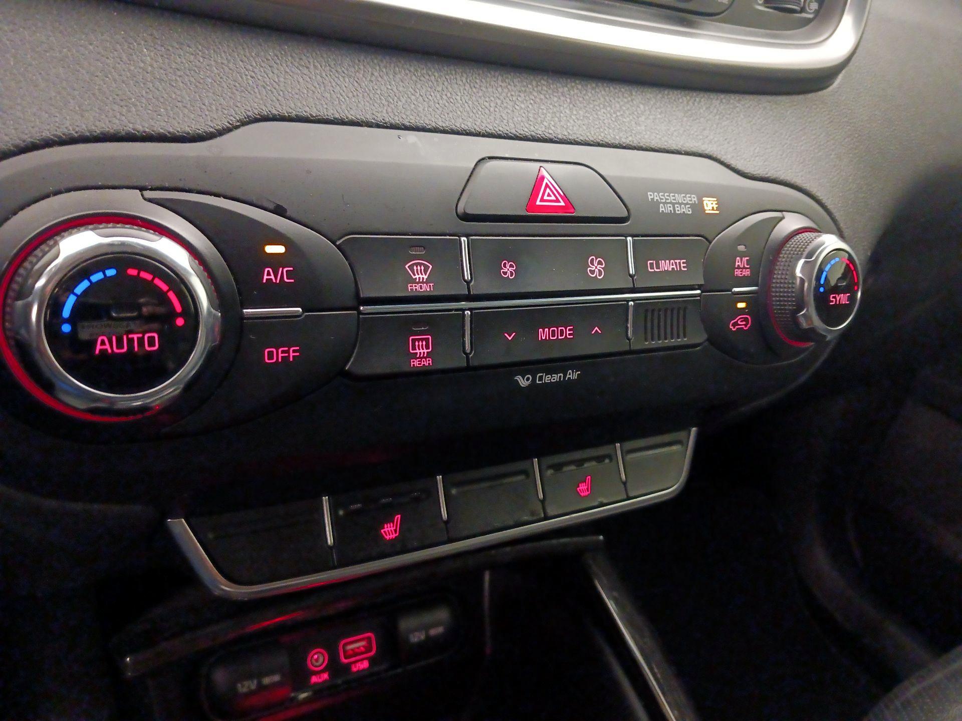 Thumbnail: 2017 Kia Sorento - 16